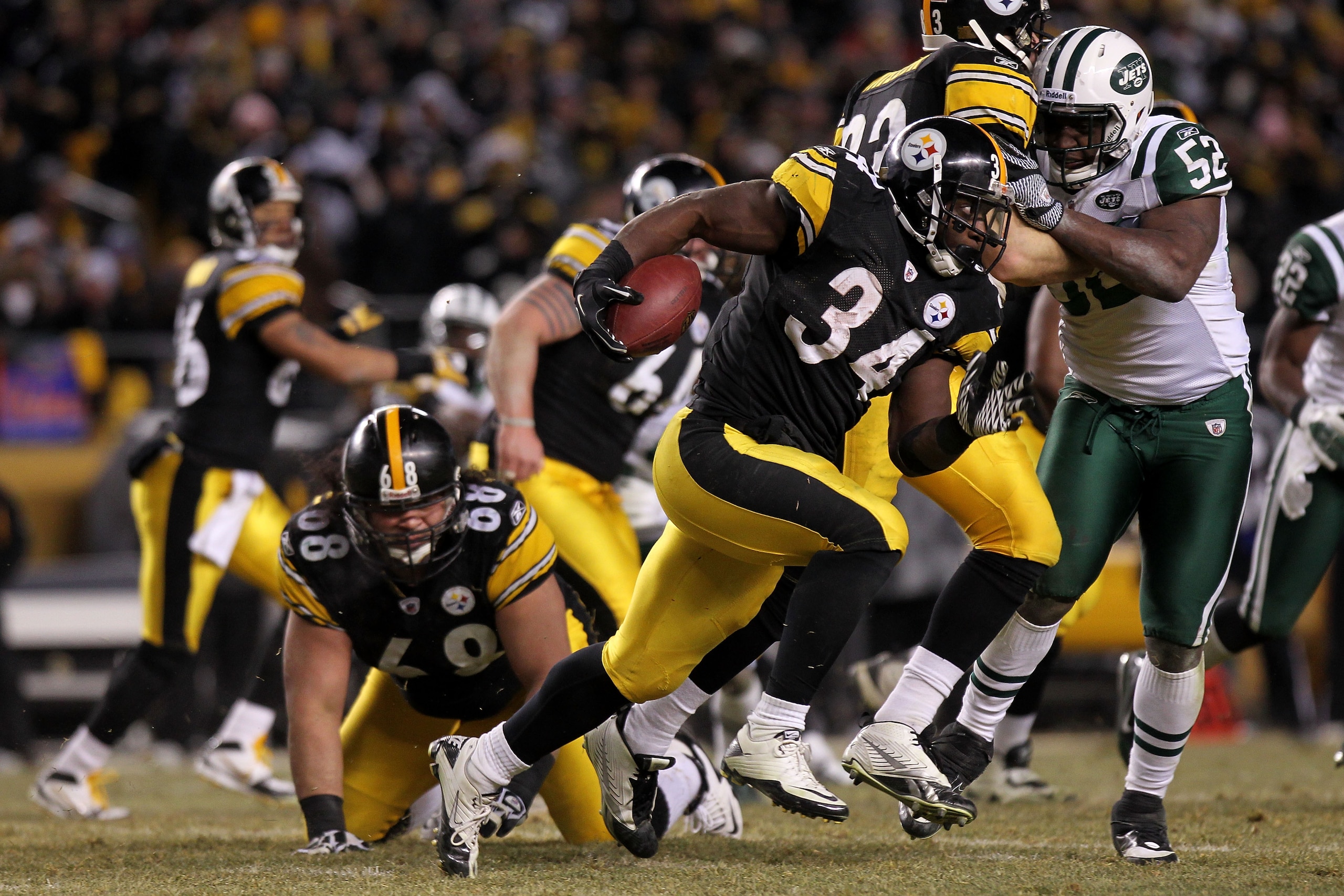 PITTSBURGH, PA - JANUARY 23: Rashard Mendenhall #34 of the Pittsburgh Steelers runs down field against the New York Jets during the 2011 AFC Championship game at Heinz Field on January 23, 2011 in Pittsburgh, Pennsylvania. The Steelers defeated the Jets PITTSBURGH, PA - JANUARY 23: Rashard Mendenhall #34 of the Pittsburgh Steelers runs down field against the New York Jets during the 2011 AFC Championship game at Heinz Field on January 23, 2011 in Pittsburgh, Pennsylvania. The Steelers defeated the Jets