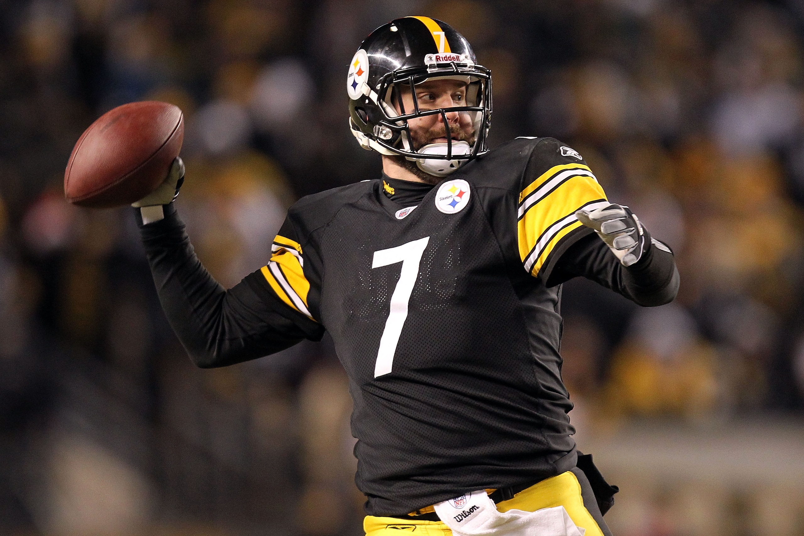 PITTSBURGH, PA - JANUARY 23:  Ben Roethlisberger #7 of the Pittsburgh Steelers drops back against the New York Jets during the 2011 AFC Championship game at Heinz Field on January 23, 2011 in Pittsburgh, Pennsylvania. The Pittsburgh Steelers defeated the