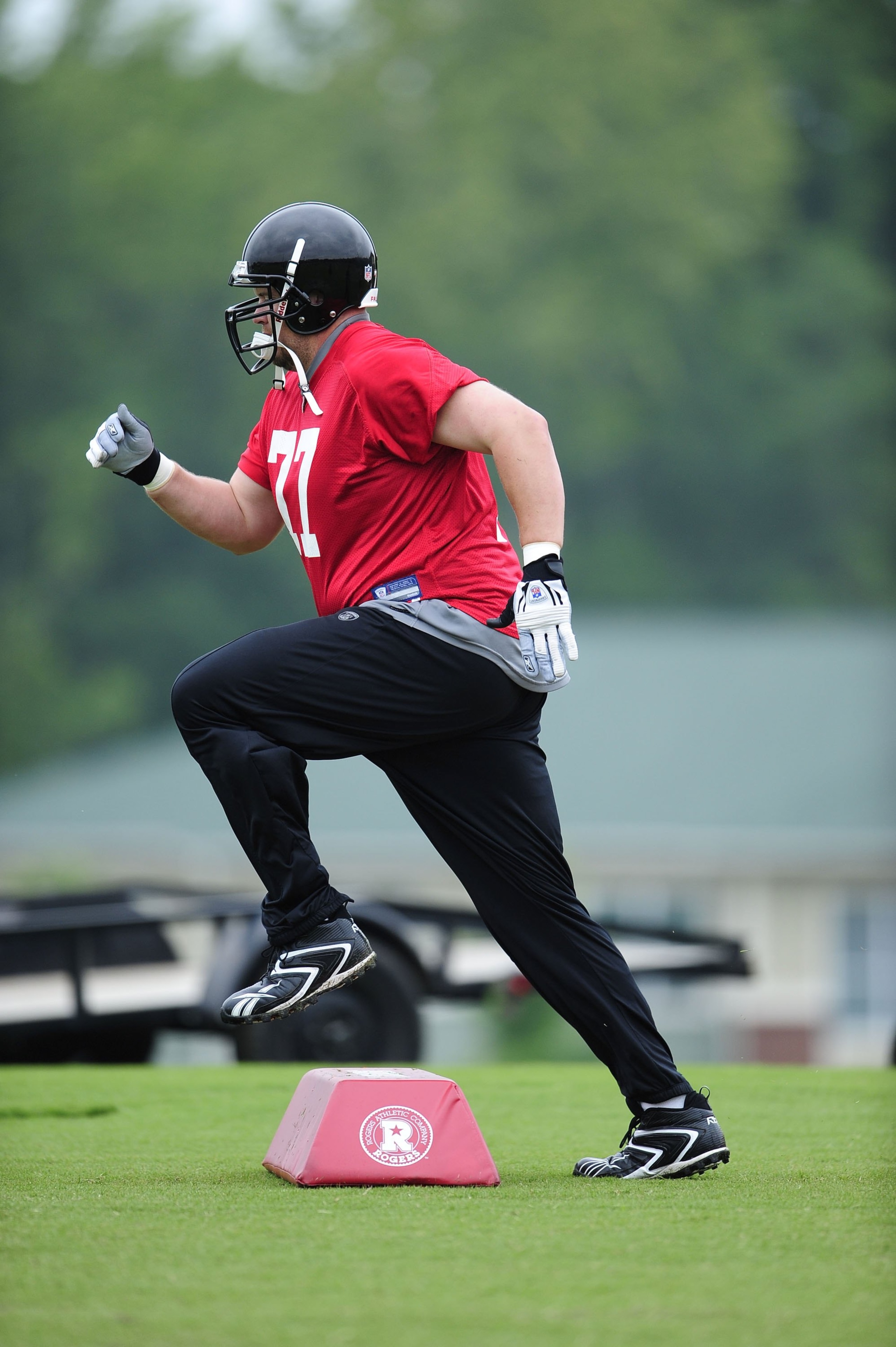 FLOWERY BRANCH, GA - MAY 9: Offensive tackle Tyson Clabo #77 of the Atlanta Falcons works out during minicamp at the Falcons Complex on May 9, 2009 in Flowery Branch, Georgia. (Paul Abell/Getty Images)