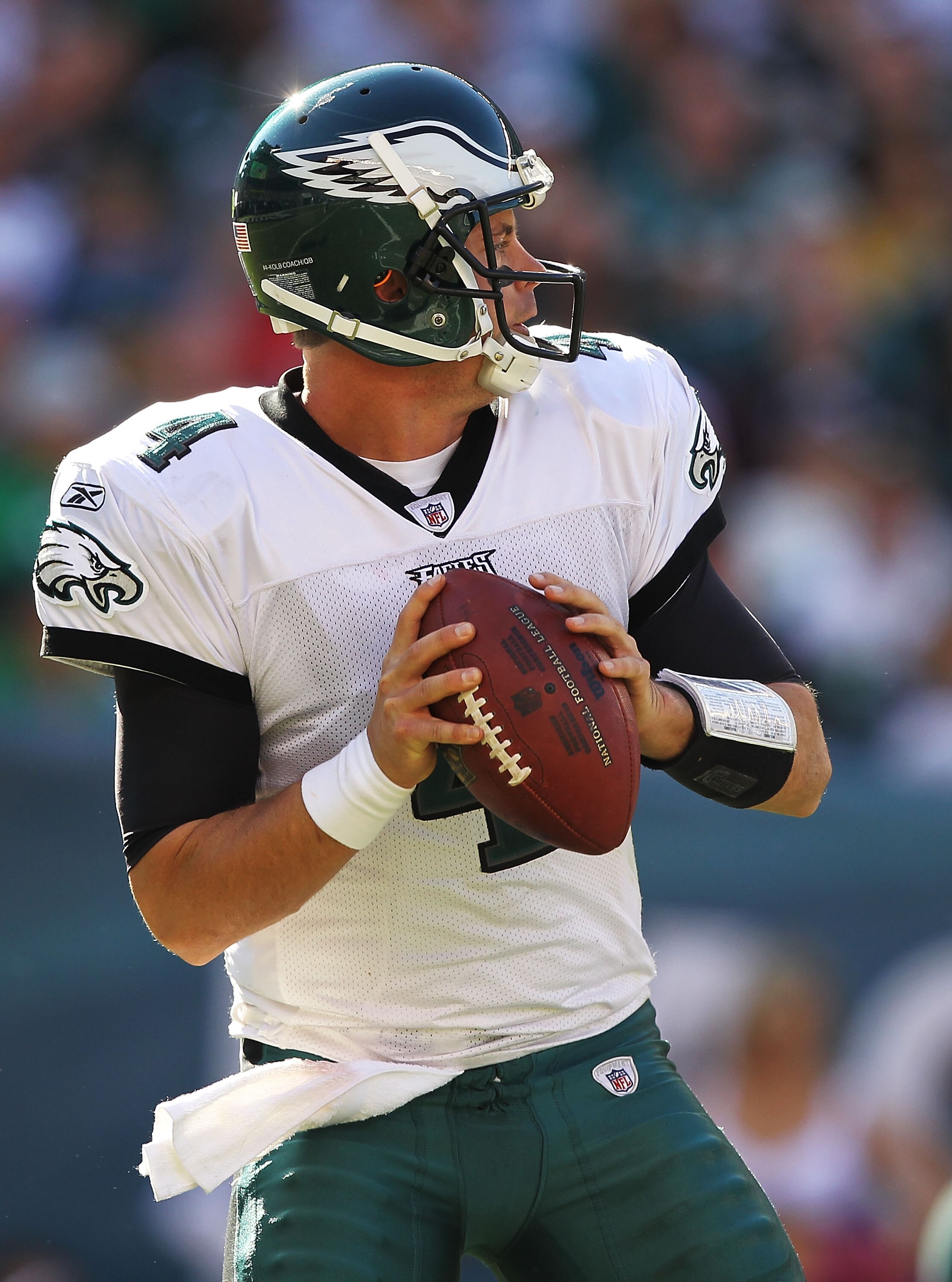 PHILADELPHIA - OCTOBER 17:  Kevin Kolb #4 of the Philadelphia Eagles passes against the Atlanta Falcons during their game at Lincoln Financial Field on October 17, 2010 in Philadelphia, Pennsylvania.  (Photo by Al Bello/Getty Images)