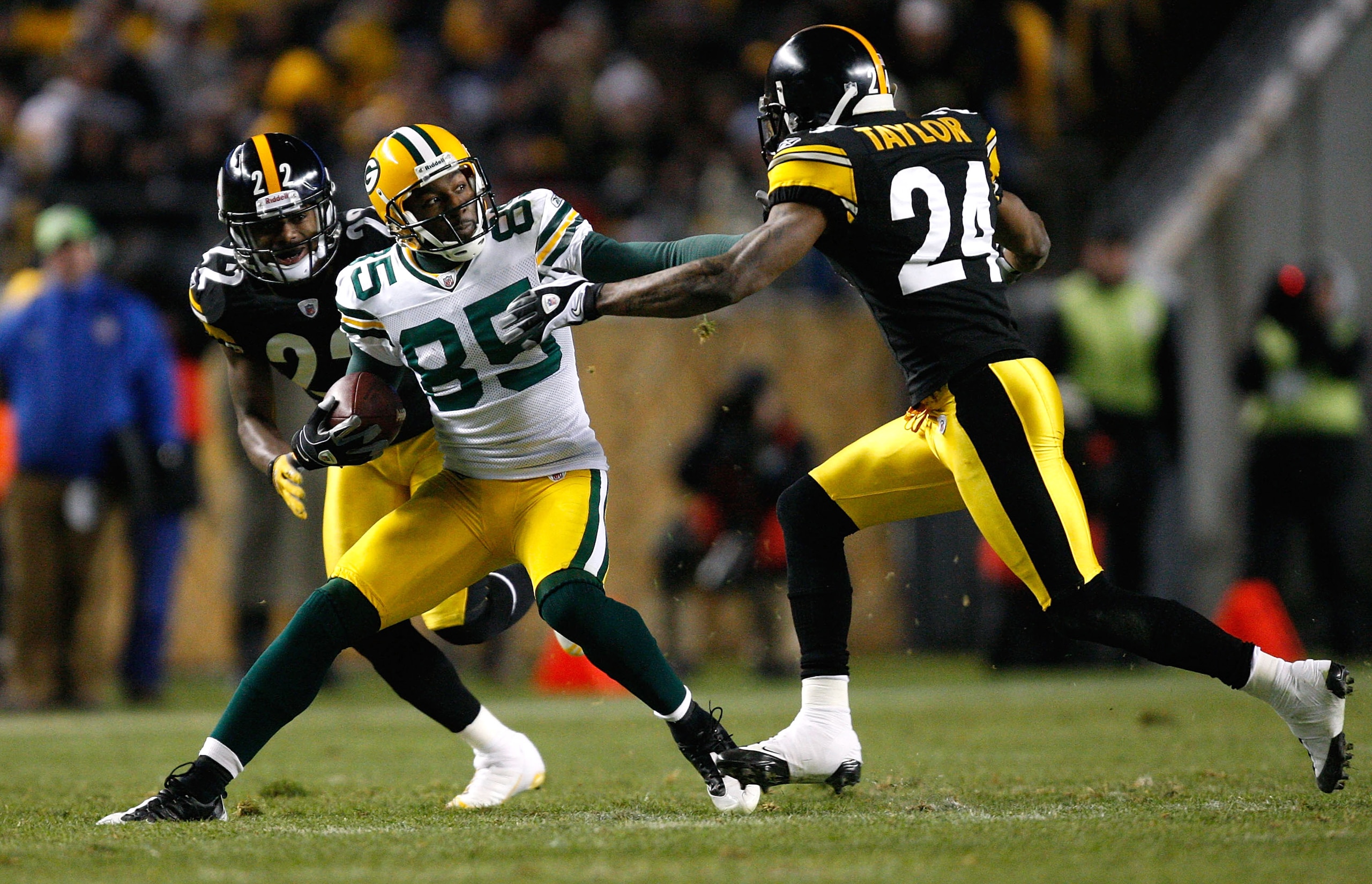 PITTSBURGH - DECEMBER 20: James Jones #89 of the Green Bay Packers runs past William Gay #22 and Ike Taylor #24 of the Pittsburgh Steelers during the game on December 20, 2009 at Heinz Field in Pittsburgh, Pennsylvania. (Photo by Jared Wickerham/Getty Ima