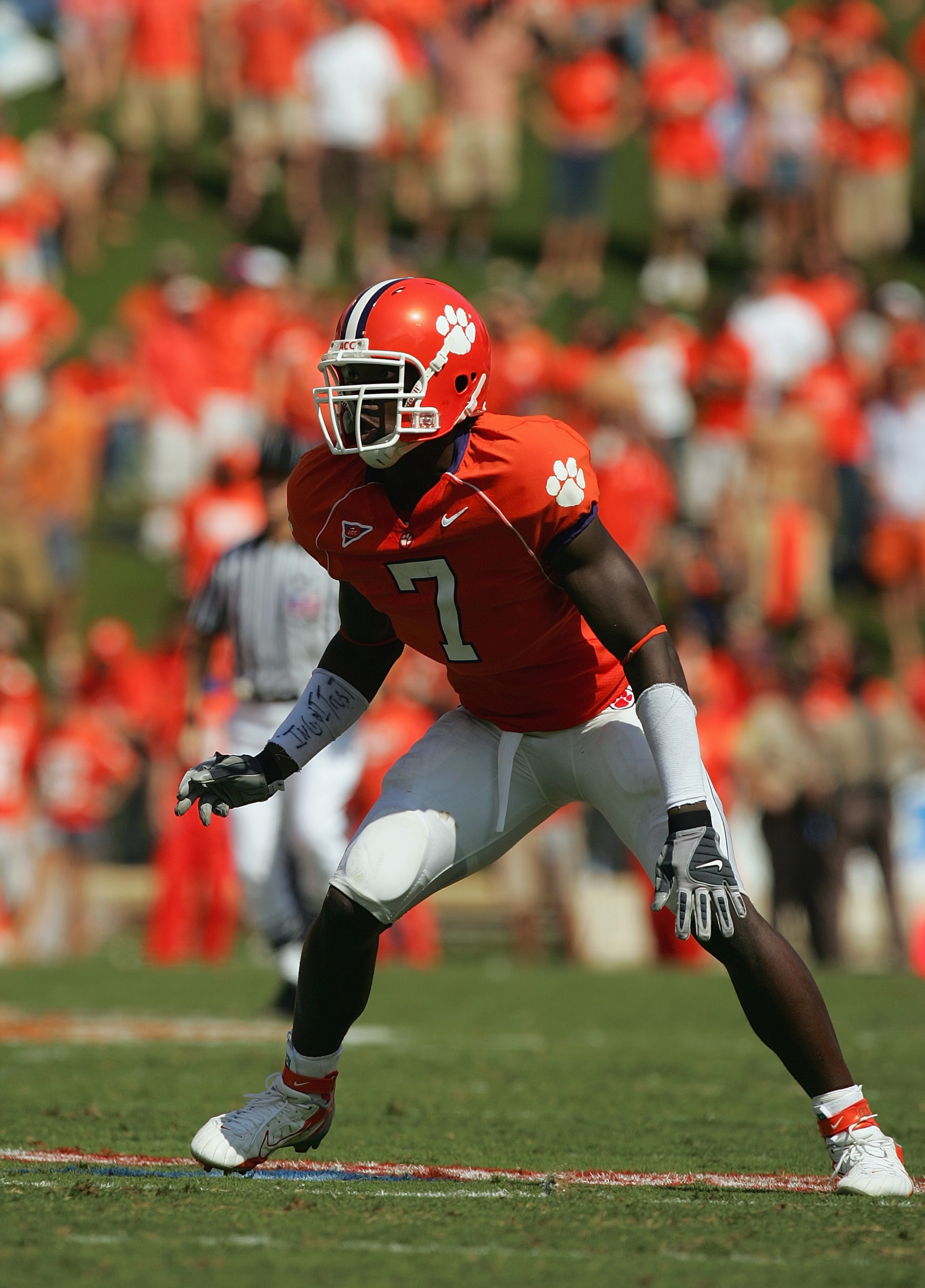 CLEMSON, SC - SEPTEMBER 23:  Ricky Sapp #7 of the Clemson Tigers defends the play during their game against the University of North Carolina Tar Heels on September 23, 2006 at Memorial Stadium in Clemson, South Carolina. (Photo By Streeter Lecka/Getty Ima