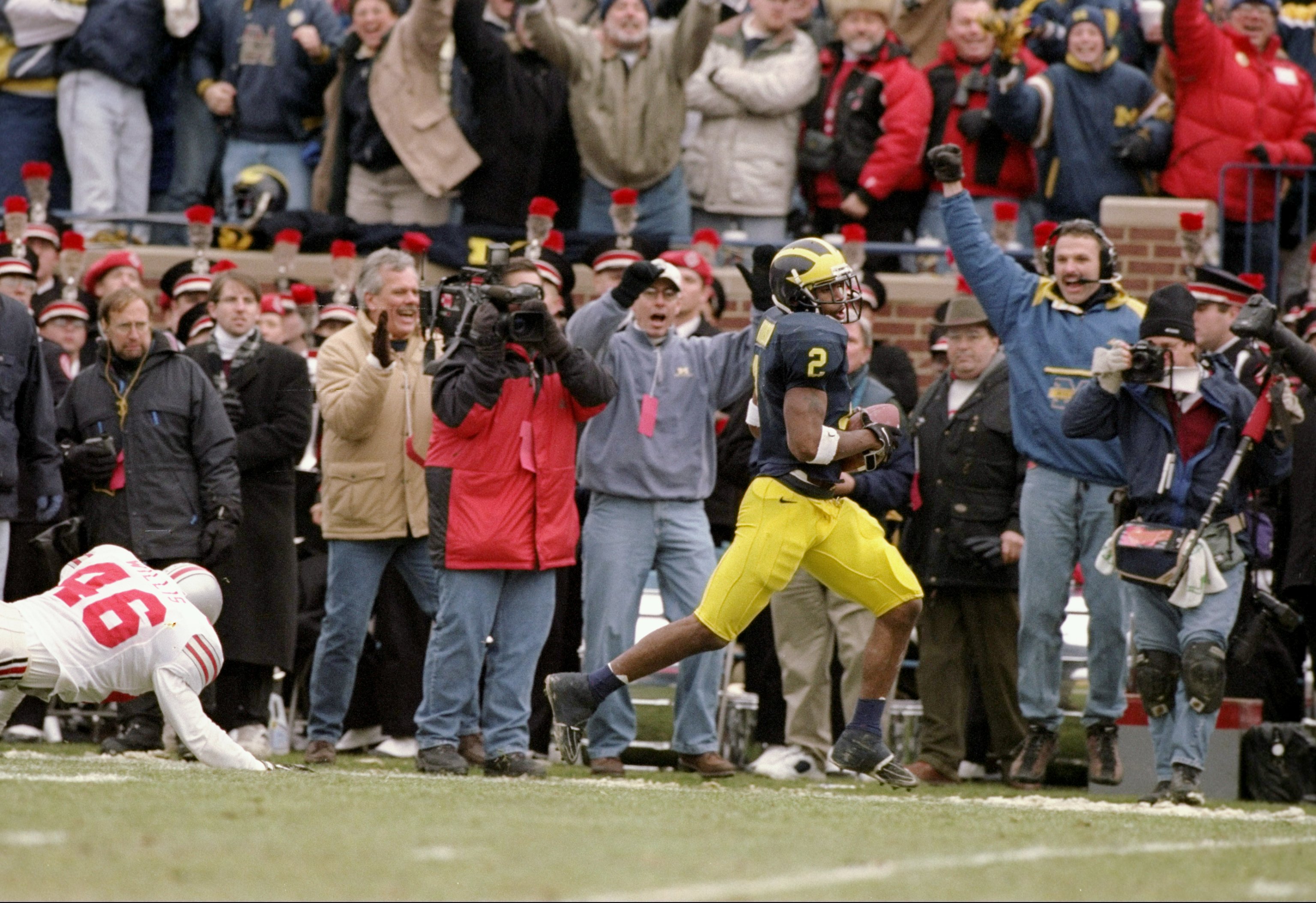 22 Nov 1997:  Wide receiver Charles Woodson of the Michigan Wolverines runs down the field during a game against the Ohio State Buckeyes at Michigan Stadium in Ann Arbor, Michigan.  Michigan won the game 20-14. Mandatory Credit: Jonathan Daniel  /Allsport