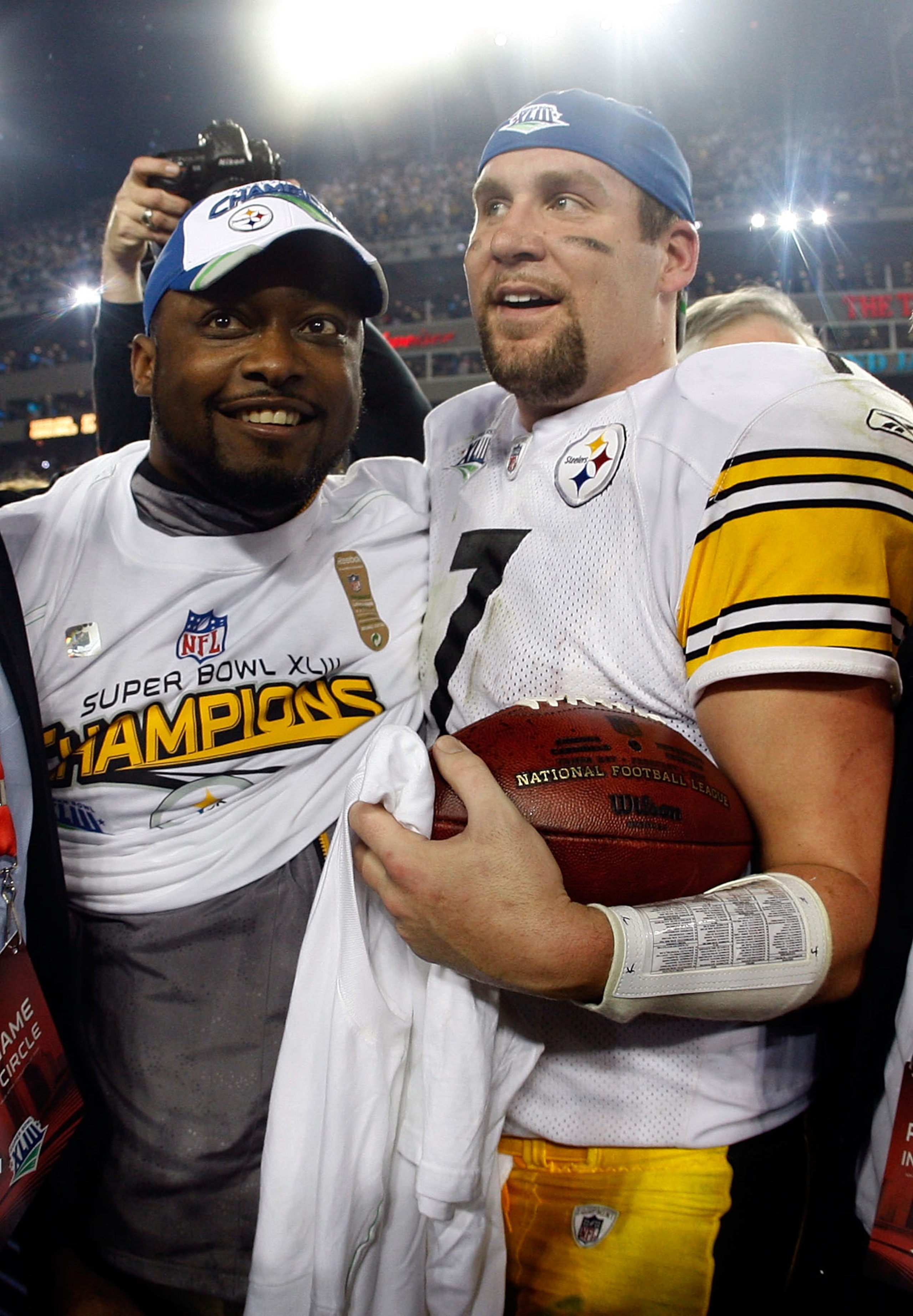 TAMPA, FL - FEBRUARY 01:  (L-R) Head coach Mike Tomlin and Ben Roethlisberger #7 of of the Pittsburgh Steelers celebrate on the field after their 27-23 win against the Arizona Cardinals during Super Bowl XLIII on February 1, 2009 at Raymond James Stadium