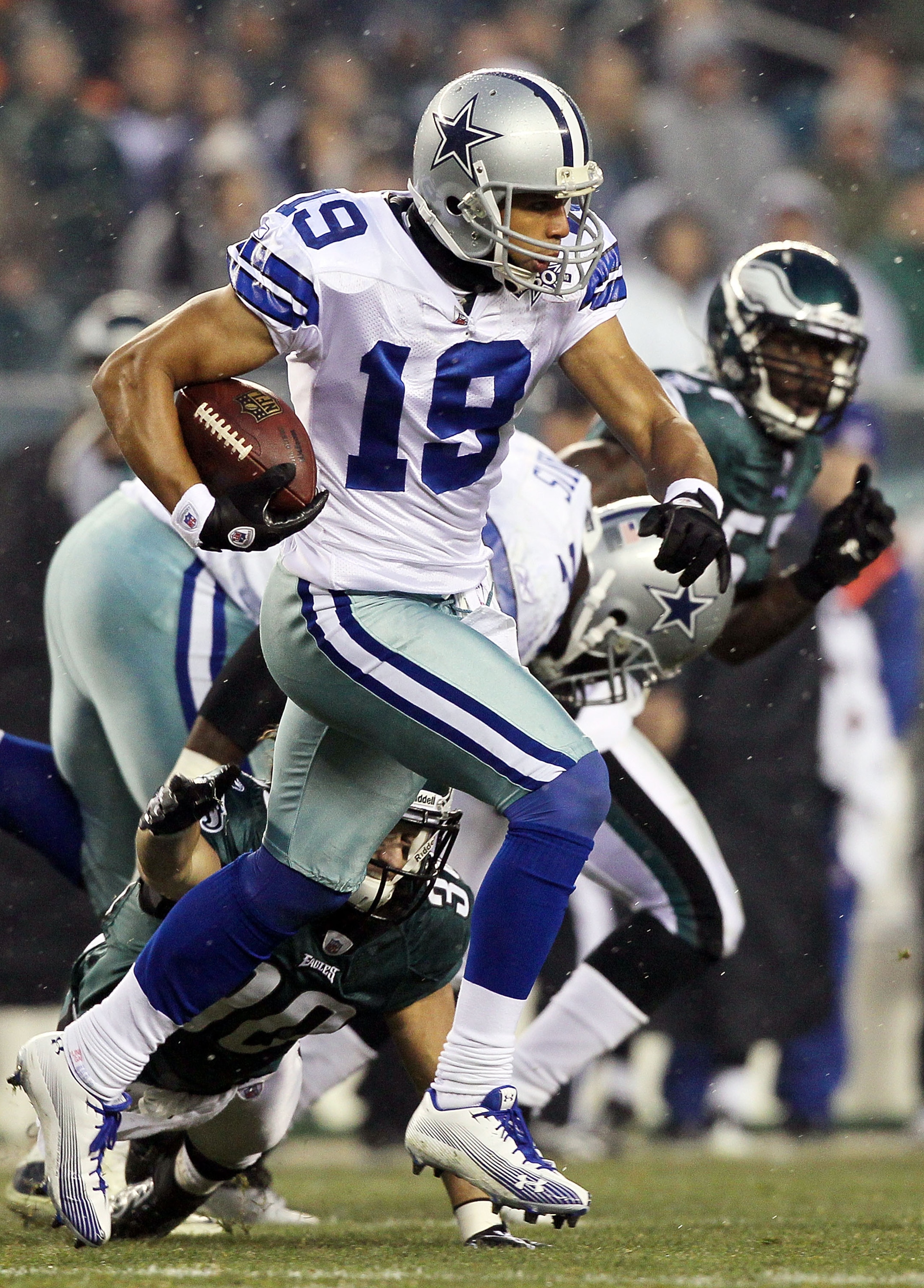 PHILADELPHIA, PA - JANUARY 02:  Miles Austin #19 of the Dallas Cowboys runs the ball against the Philadelphia Eagles on January 2, 2011 at Lincoln Financial Field in Philadelphia, Pennsylvania.  (Photo by Jim McIsaac/Getty Images)