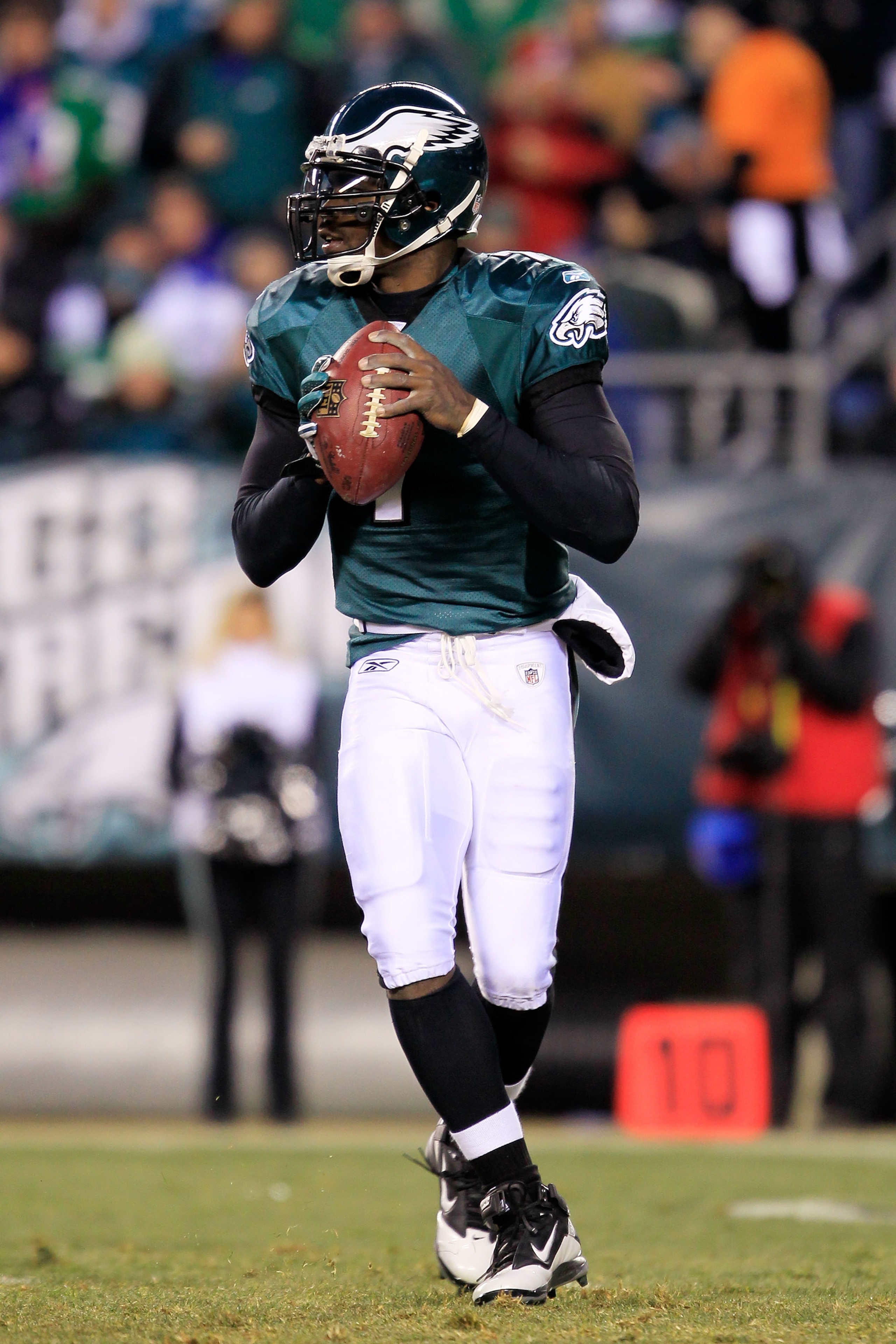 PHILADELPHIA, PA - JANUARY 09:  Michael Vick #7 of the Philadelphia Eagles drops back against the Green Bay Packers during the 2011 NFC wild card playoff game at Lincoln Financial Field on January 9, 2011 in Philadelphia, Pennsylvania.  (Photo by Chris Tr