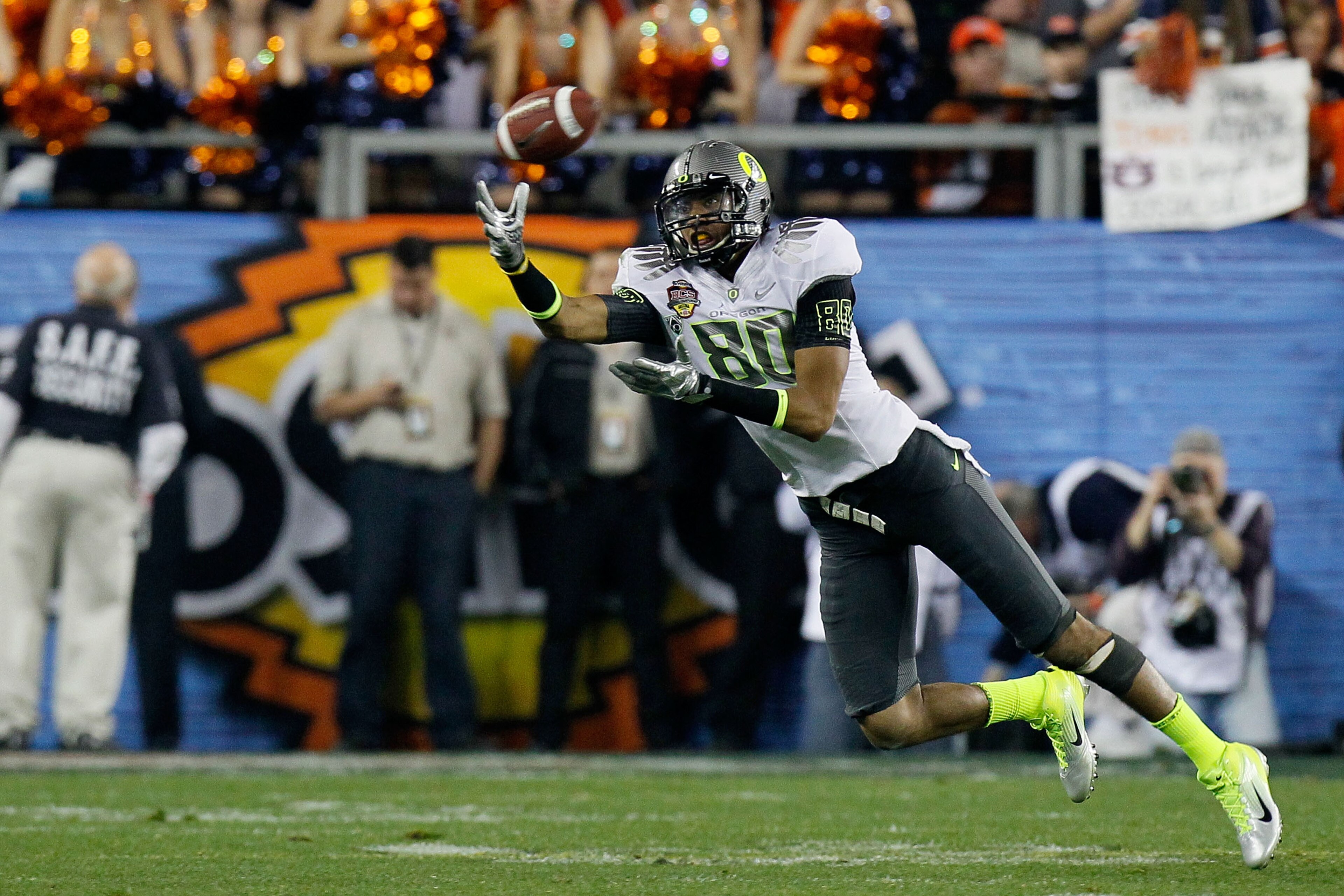 GLENDALE, AZ - JANUARY 10: Lavasier Tuinei #80 of the Oregon Ducks reaches for a catch against the Auburn Tigers during the Tostitos BCS National Championship Game at University of Phoenix Stadium on January 10, 2011 in Glendale, Arizona. (Photo by Kevi GLENDALE, AZ - JANUARY 10: Lavasier Tuinei #80 of the Oregon Ducks reaches for a catch against the Auburn Tigers during the Tostitos BCS National Championship Game at University of Phoenix Stadium on January 10, 2011 in Glendale, Arizona. (Photo by Kevi