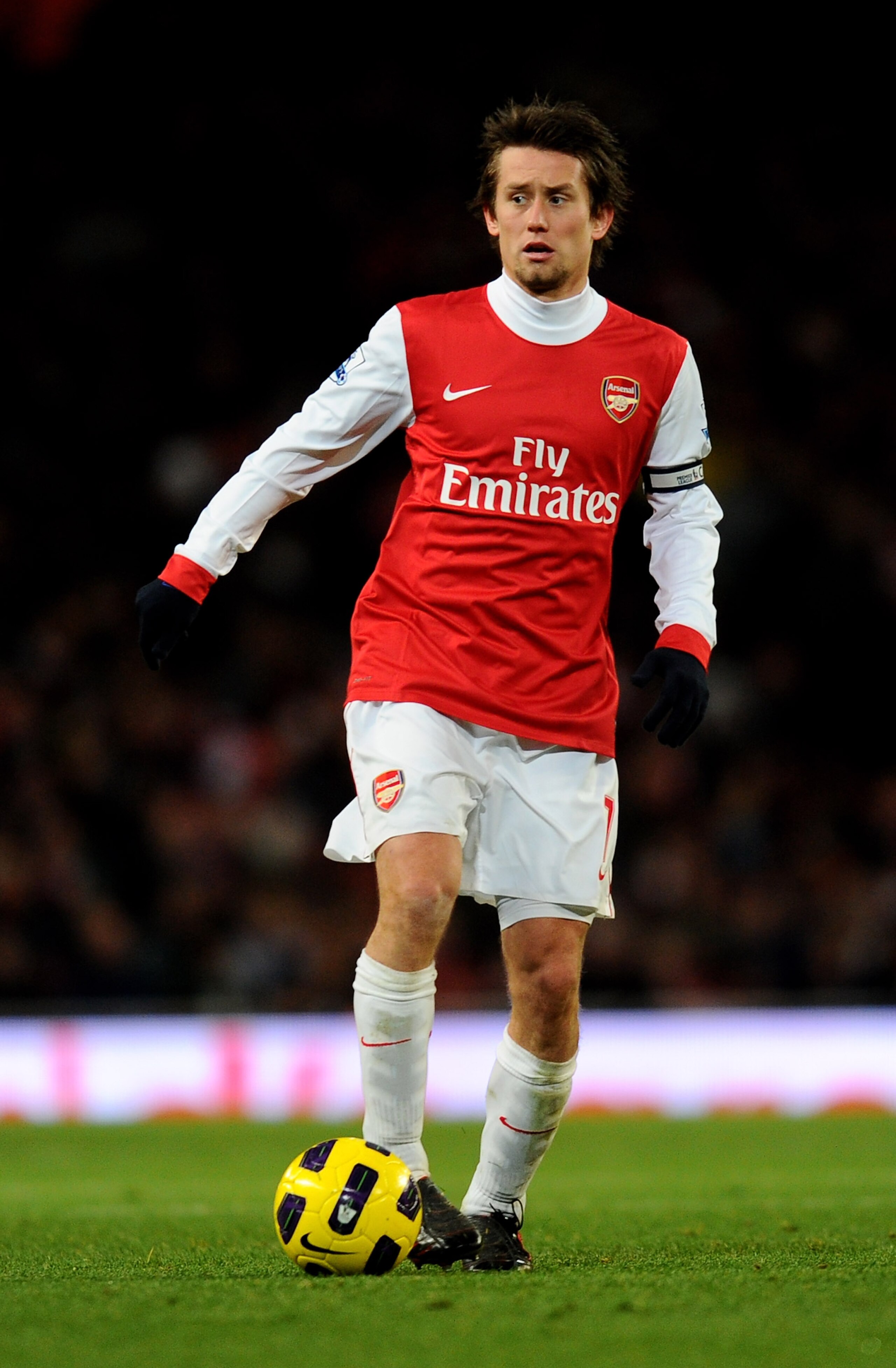 LONDON, ENGLAND - DECEMBER 04:  Tomas Rosicky of Arsenal in action during the Barclays Premier League match between Arsenal and Fulham at the Emirates Stadium on December 4, 2010 in London, England.  (Photo by Mike Hewitt/Getty Images)