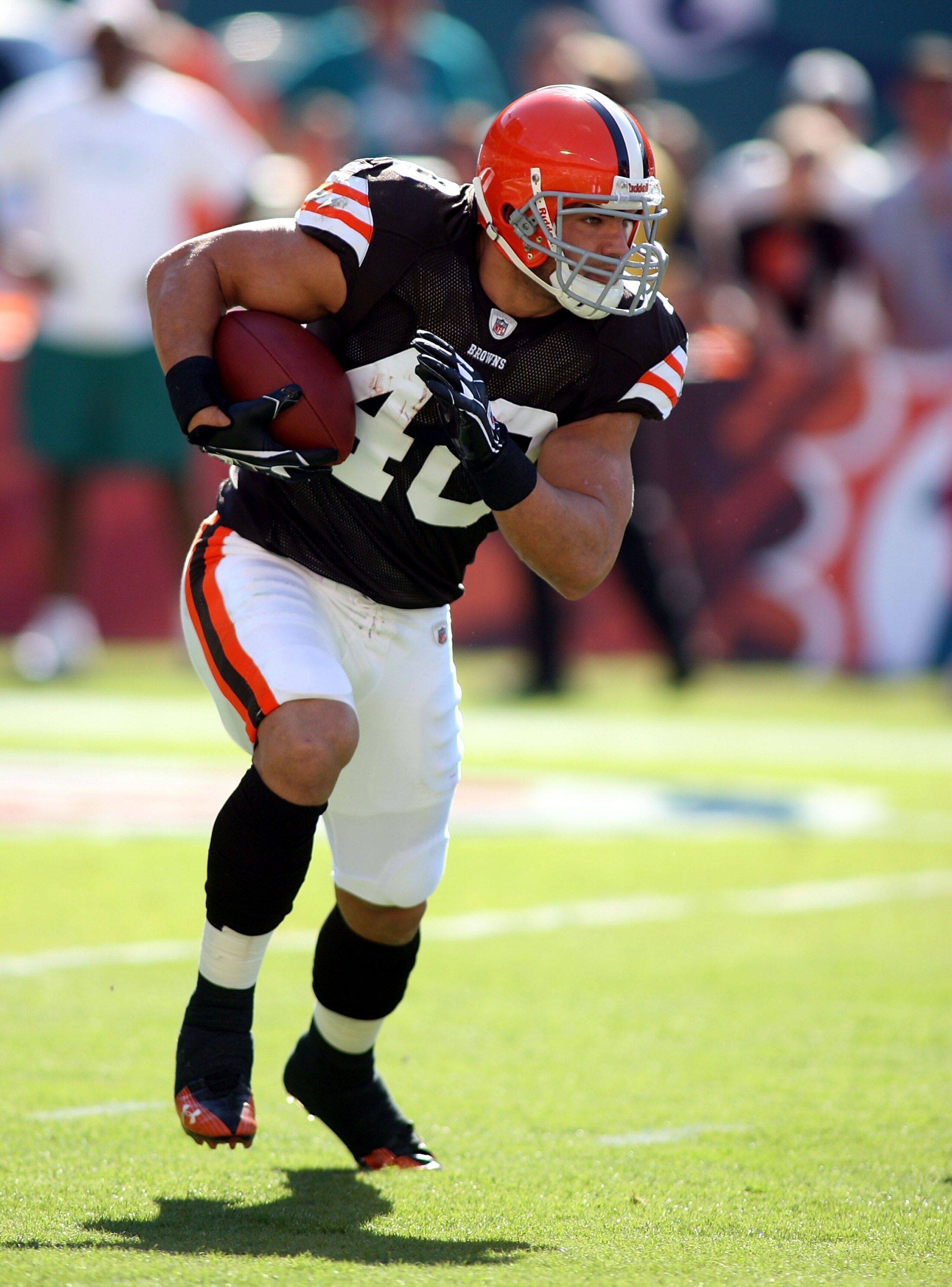 MIAMI - DECEMBER 05: Running back Peyton Hillis #40 of the Cleveland Browns carries against the Miami Dolphins at Sun Life Stadium on December 5, 2010 in Miami, Florida.  (Photo by Marc Serota/Getty Images)