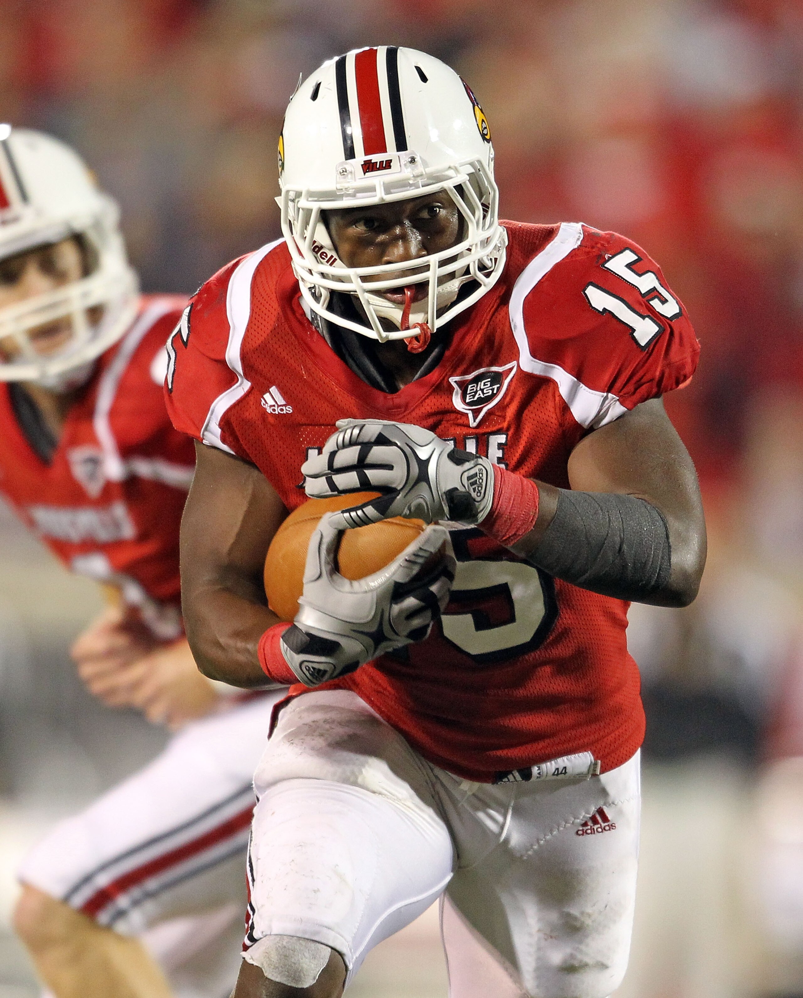 LOUISVILLE, KY - OCTOBER 15:  Bilal Powell #15 of  the Louisville Cardinals runs for a touchdown during the Big East Conference game against the Cincinnati Bearcats at Papa John's Cardinal Stadium on October 15, 2010 in Louisville, Kentucky.  (Photo by An