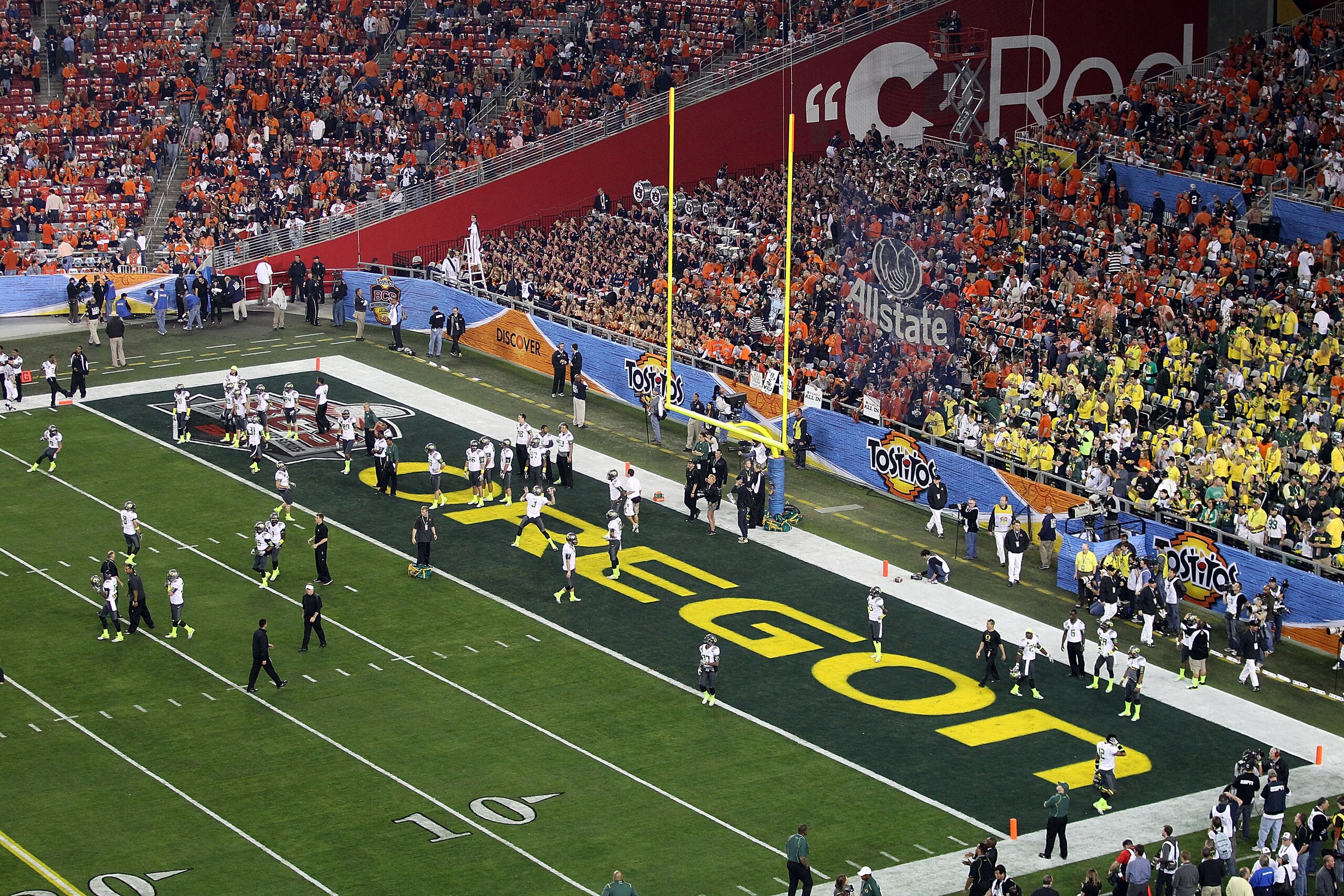 GLENDALE, AZ - JANUARY 10:  The Oregon Ducks warm up on the field before taking on the Auburn Tigers in the Tostitos BCS National Championship Game at University of Phoenix Stadium on January 10, 2011 in Glendale, Arizona.  (Photo by Christian Petersen/Ge
