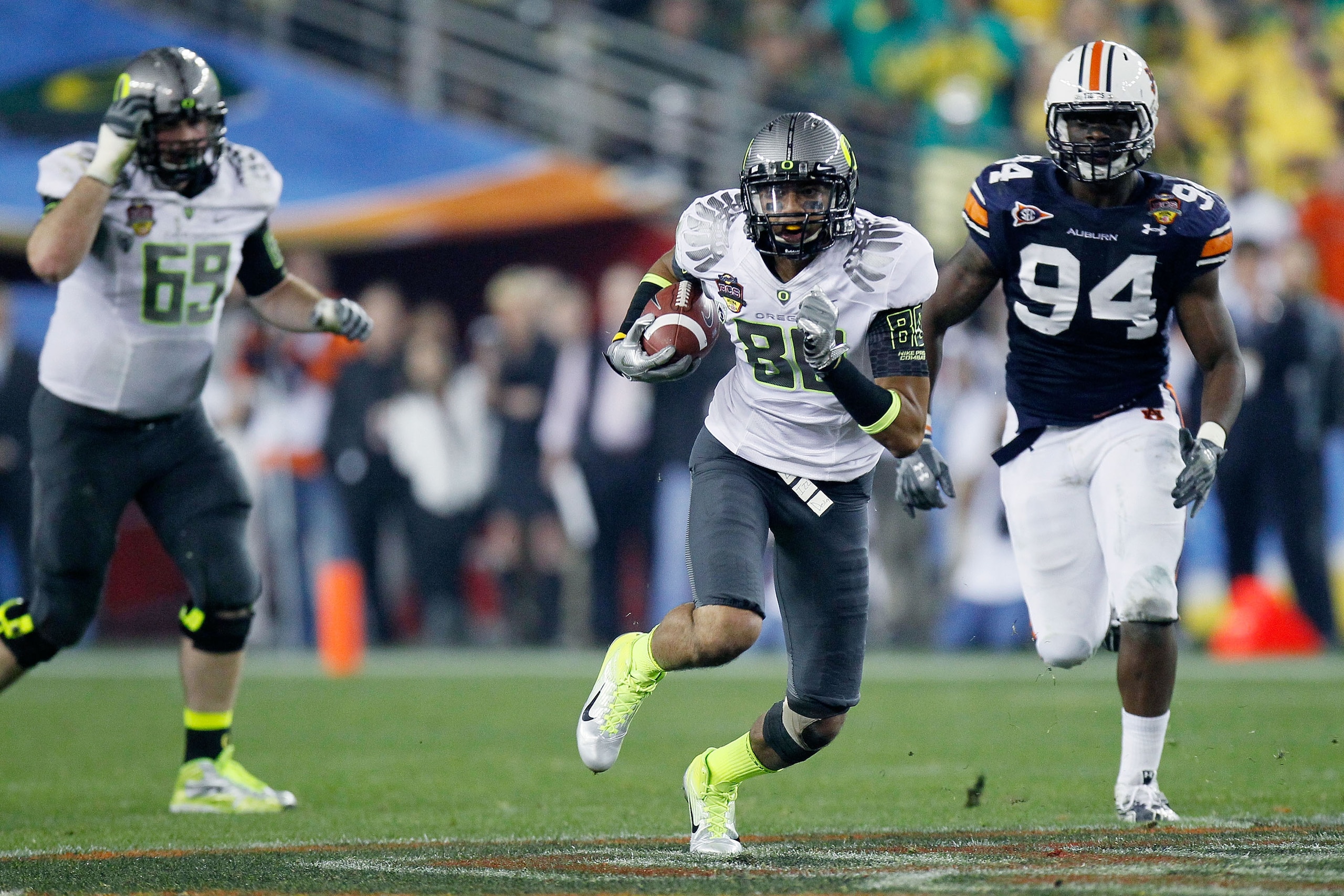 GLENDALE, AZ - JANUARY 10:  Lavasier Tuinei #80 of the Oregon Ducks runs down field against the Auburn Tigers during the Tostitos BCS National Championship Game at University of Phoenix Stadium on January 10, 2011 in Glendale, Arizona.  (Photo by Kevin C.