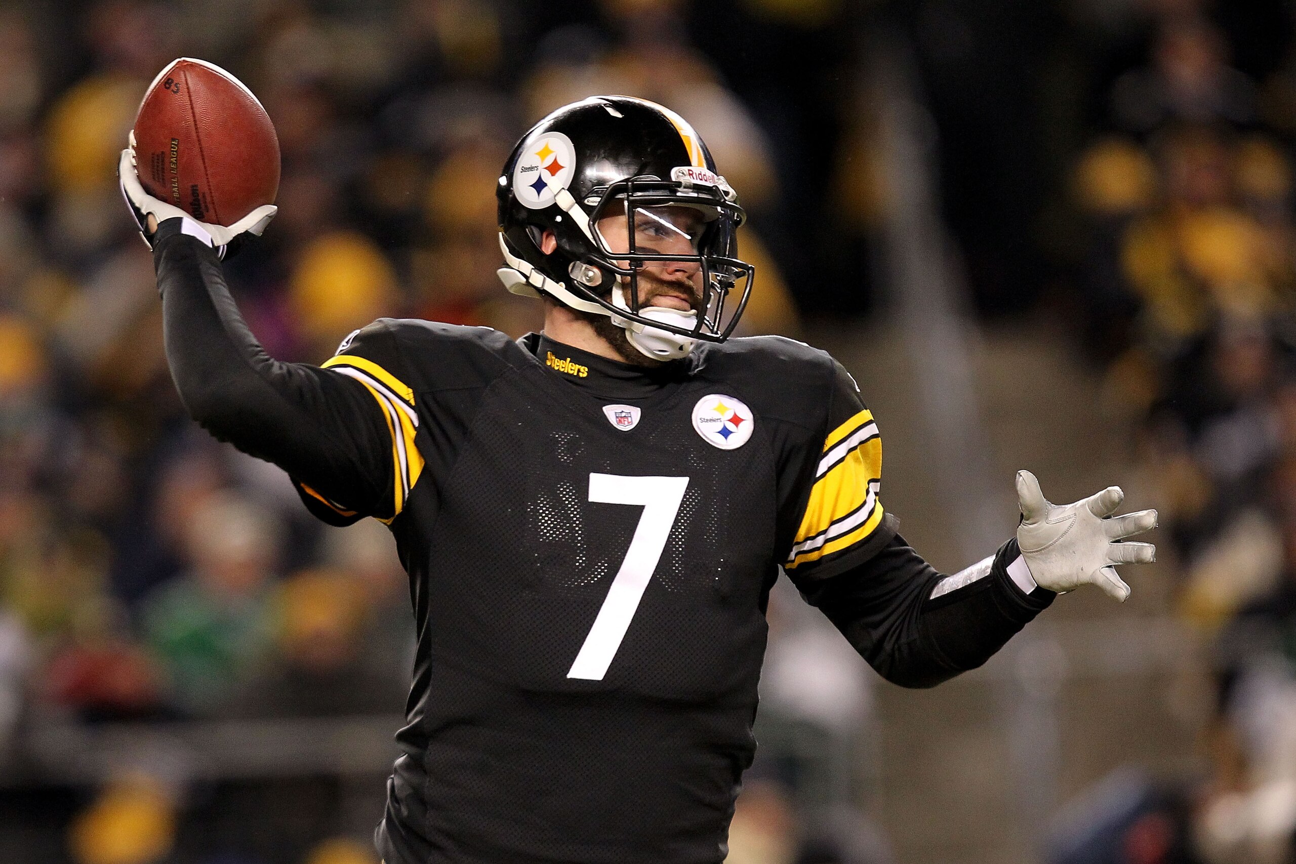 PITTSBURGH, PA - JANUARY 23:  Ben Roethlisberger #7 of the Pittsburgh Steelers drops back against the New York Jets during the 2011 AFC Championship game at Heinz Field on January 23, 2011 in Pittsburgh, Pennsylvania.  (Photo by Ronald Martinez/Getty Imag