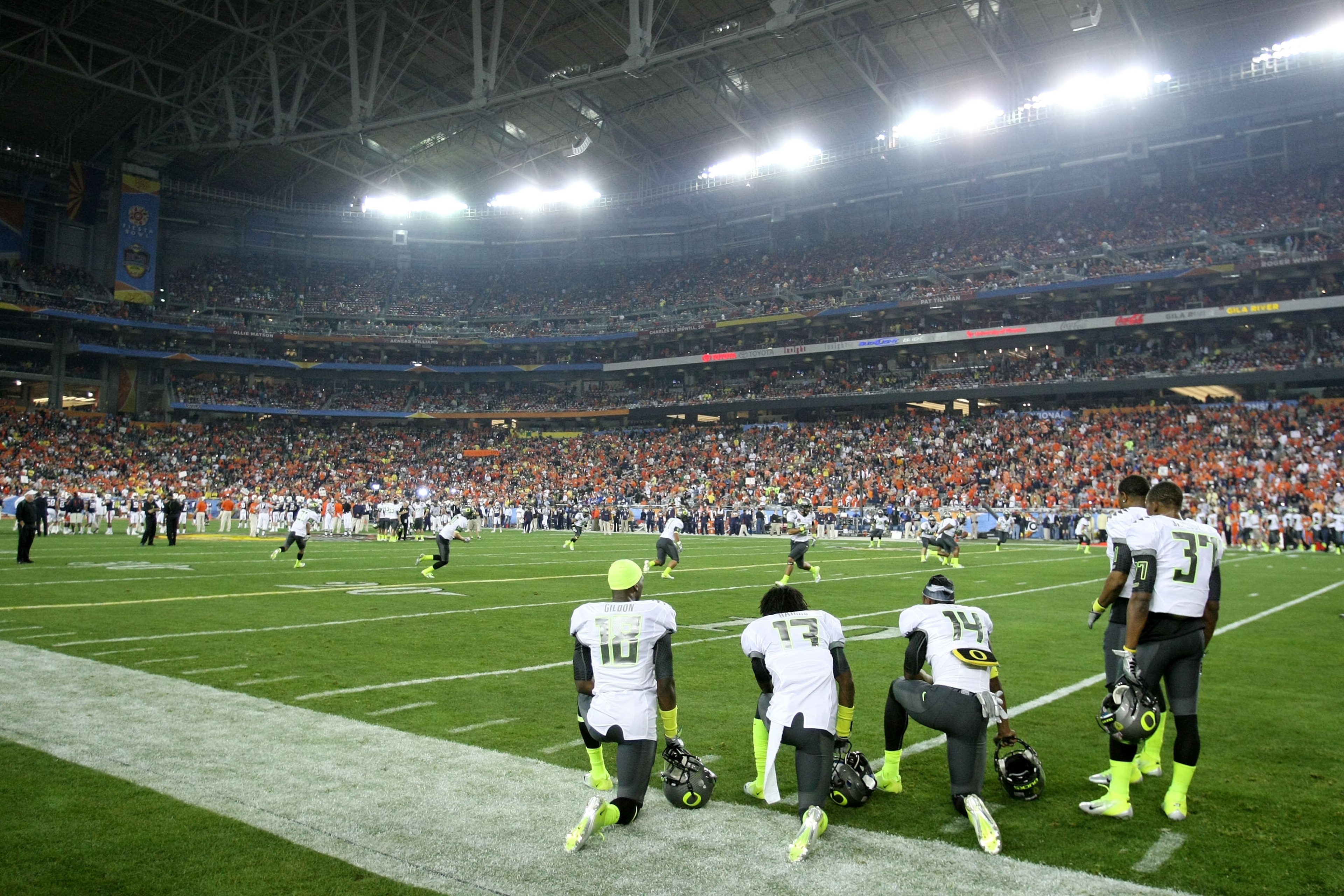 GLENDALE, AZ - JANUARY 10: The Oregon Ducks warm up before their game against the Auburn Tigers during the Tostitos BCS National Championship Game at University of Phoenix Stadium on January 10, 2011 in Glendale, Arizona. (Photo by Jonathan Ferrey/Getty GLENDALE, AZ - JANUARY 10: The Oregon Ducks warm up before their game against the Auburn Tigers during the Tostitos BCS National Championship Game at University of Phoenix Stadium on January 10, 2011 in Glendale, Arizona. (Photo by Jonathan Ferrey/Getty