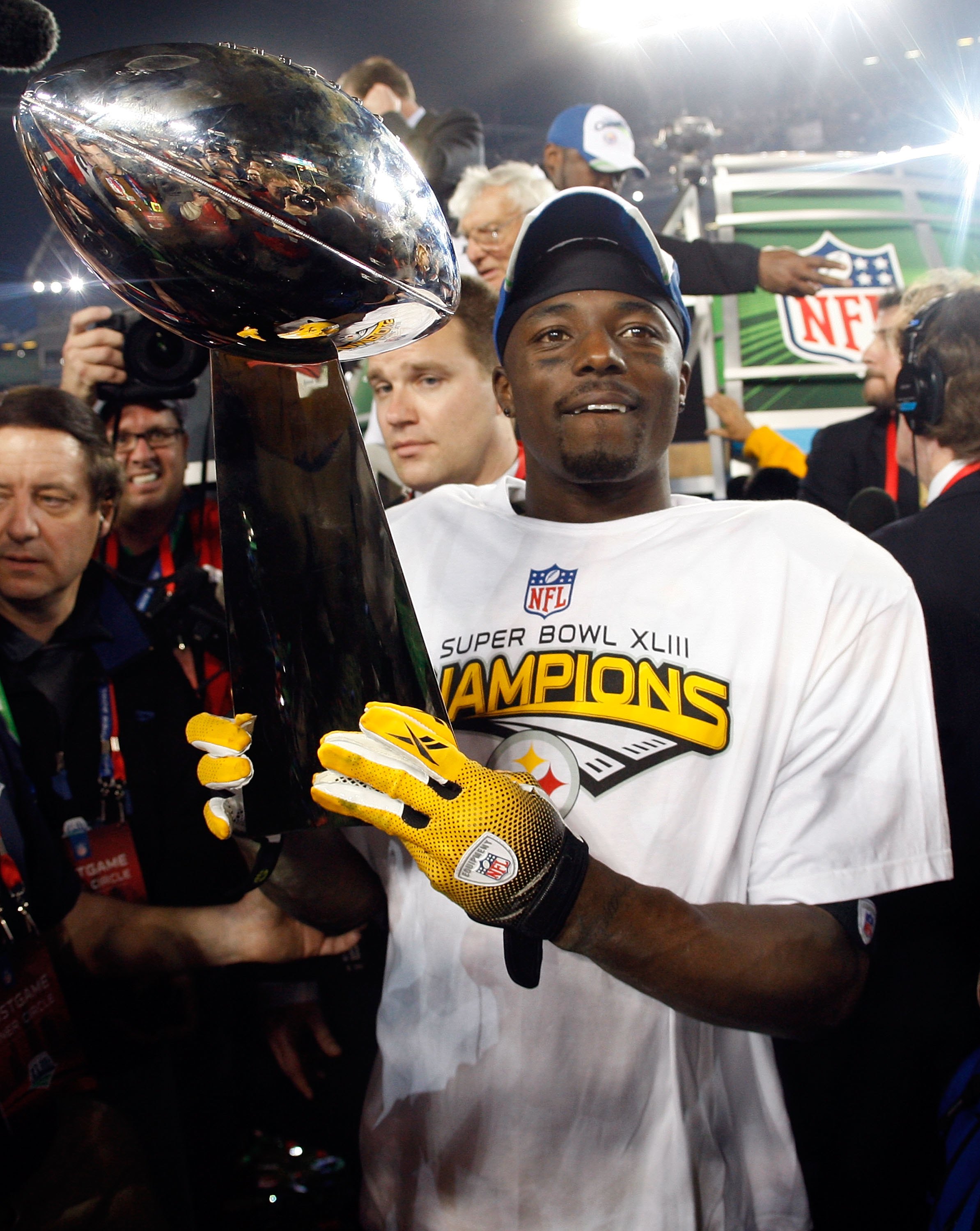 Super Bowl MVP Pittsburgh Steelers Santonio Holmes holds the Vince Lombardy  Trophy after his team defeated