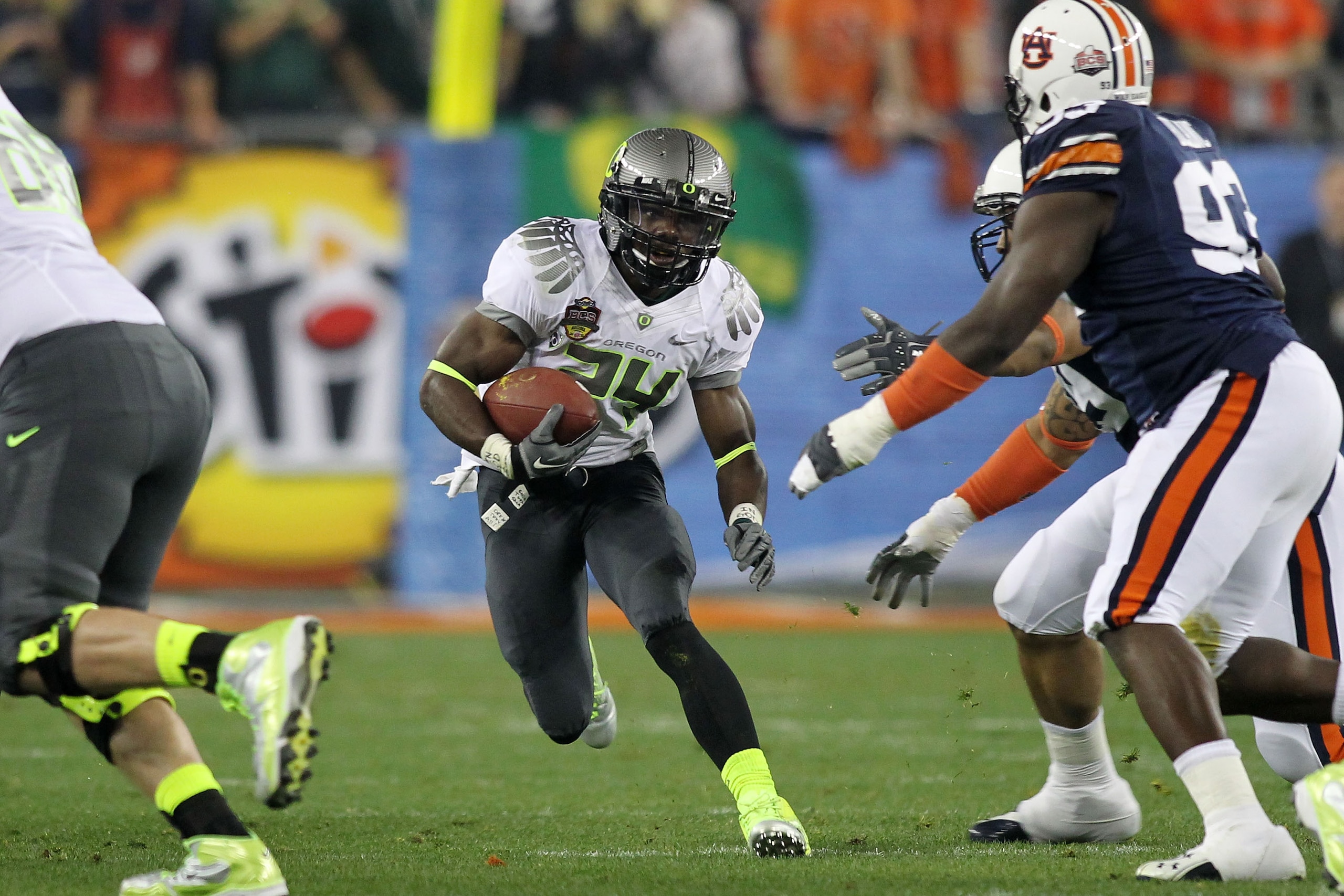 GLENDALE, AZ - JANUARY 10:  Kenjon Barner #24 of the Oregon Ducks runs down field against the Auburn Tigers during the Tostitos BCS National Championship Game at University of Phoenix Stadium on January 10, 2011 in Glendale, Arizona.  (Photo by Jonathan F