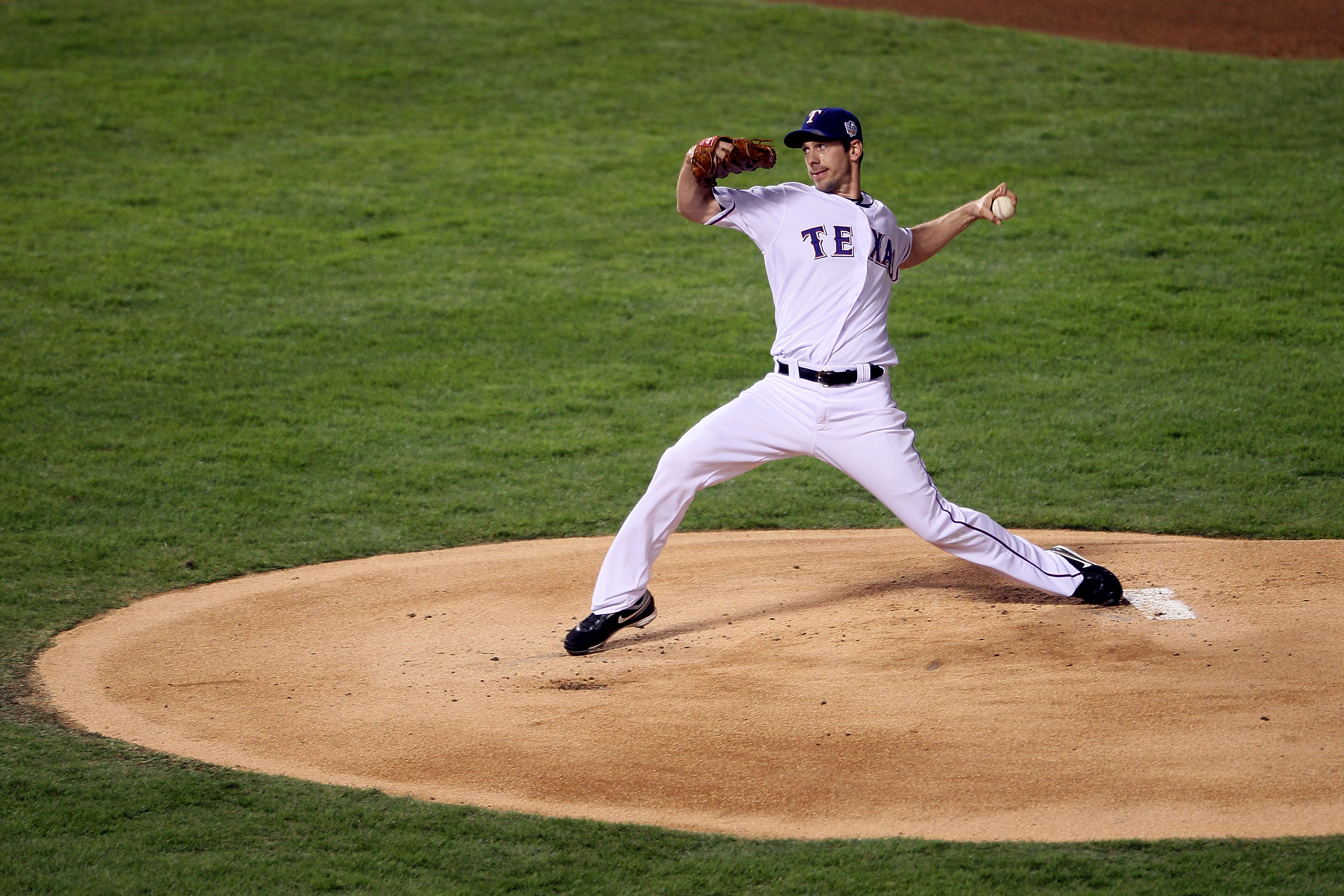 ARLINGTON, TX - NOVEMBER 01:  Cliff Lee #33 of the Texas Rangers pitches against the San Francisco Giants in Game Five of the 2010 MLB World Series at Rangers Ballpark in Arlington on November 1, 2010 in Arlington, Texas.  (Photo by Elsa/Getty Images)