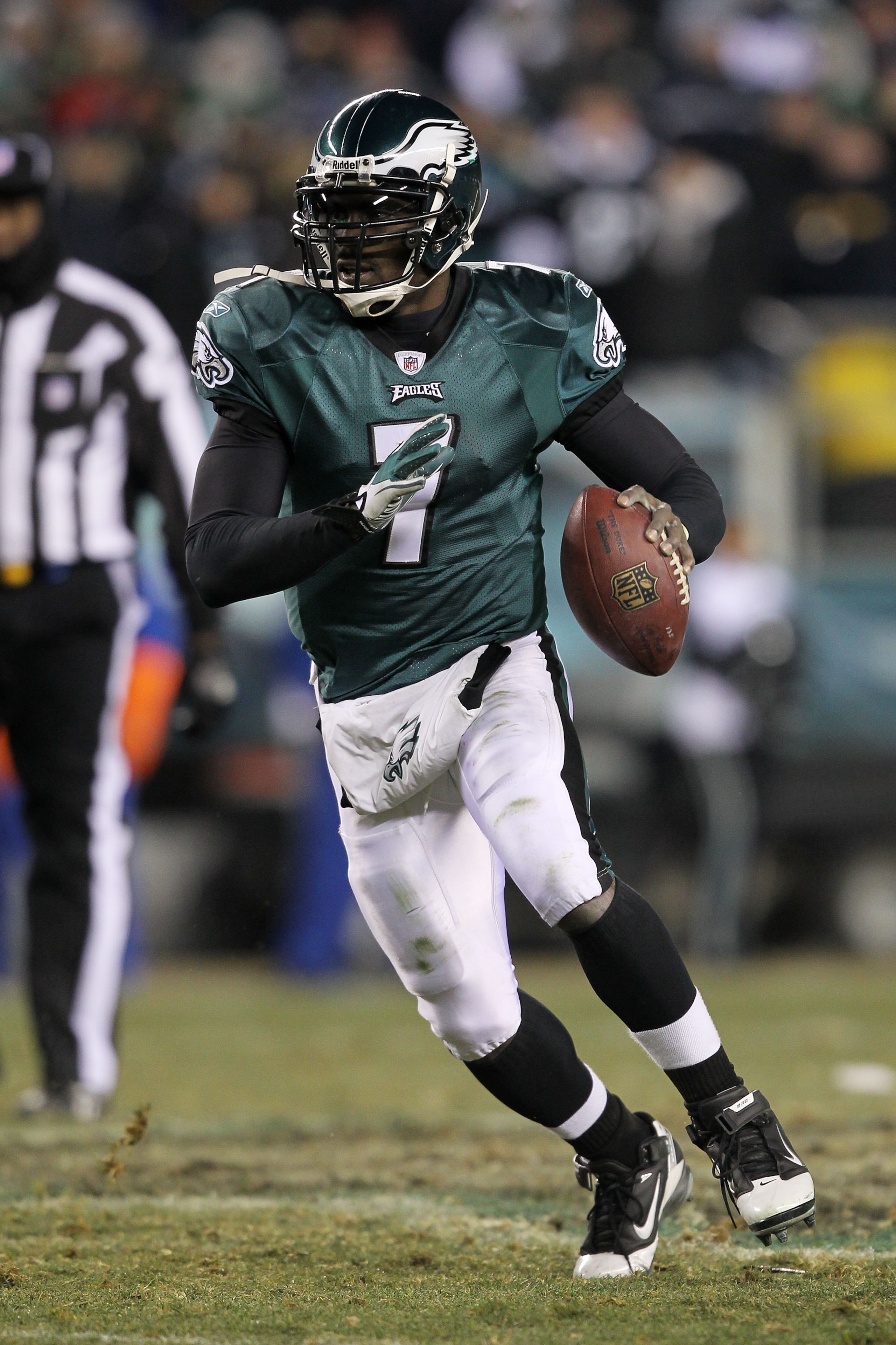 PHILADELPHIA, PA - JANUARY 09: Michael Vick #7 of the Philadelphia Eagles scrambles against the Green Bay Packers during the 2011 NFC wild card playoff game at Lincoln Financial Field on January 9, 2011 in Philadelphia, Pennsylvania. (Photo by Al Bello/ PHILADELPHIA, PA - JANUARY 09: Michael Vick #7 of the Philadelphia Eagles scrambles against the Green Bay Packers during the 2011 NFC wild card playoff game at Lincoln Financial Field on January 9, 2011 in Philadelphia, Pennsylvania. (Photo by Al Bello/