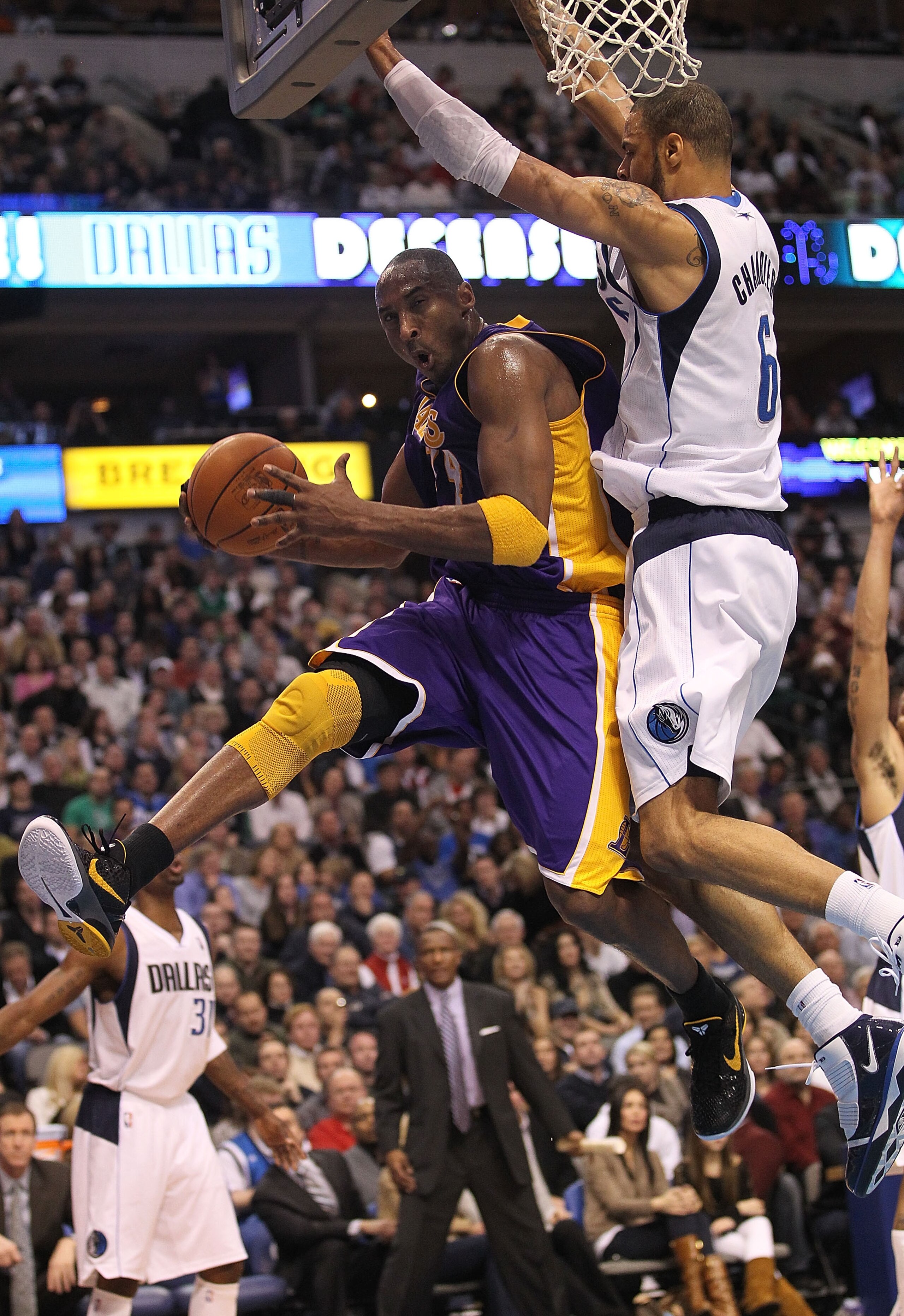 DALLAS, TX - JANUARY 19: Guard Kobe Bryant #24 of the Los Angeles Lakers takes a shot against Tyson Chandler #6 of the Dallas Mavericks at American Airlines Center on January 19, 2011 in Dallas, Texas. NOTE TO USER: User expressly acknowledges and agree DALLAS, TX - JANUARY 19: Guard Kobe Bryant #24 of the Los Angeles Lakers takes a shot against Tyson Chandler #6 of the Dallas Mavericks at American Airlines Center on January 19, 2011 in Dallas, Texas. NOTE TO USER: User expressly acknowledges and agree