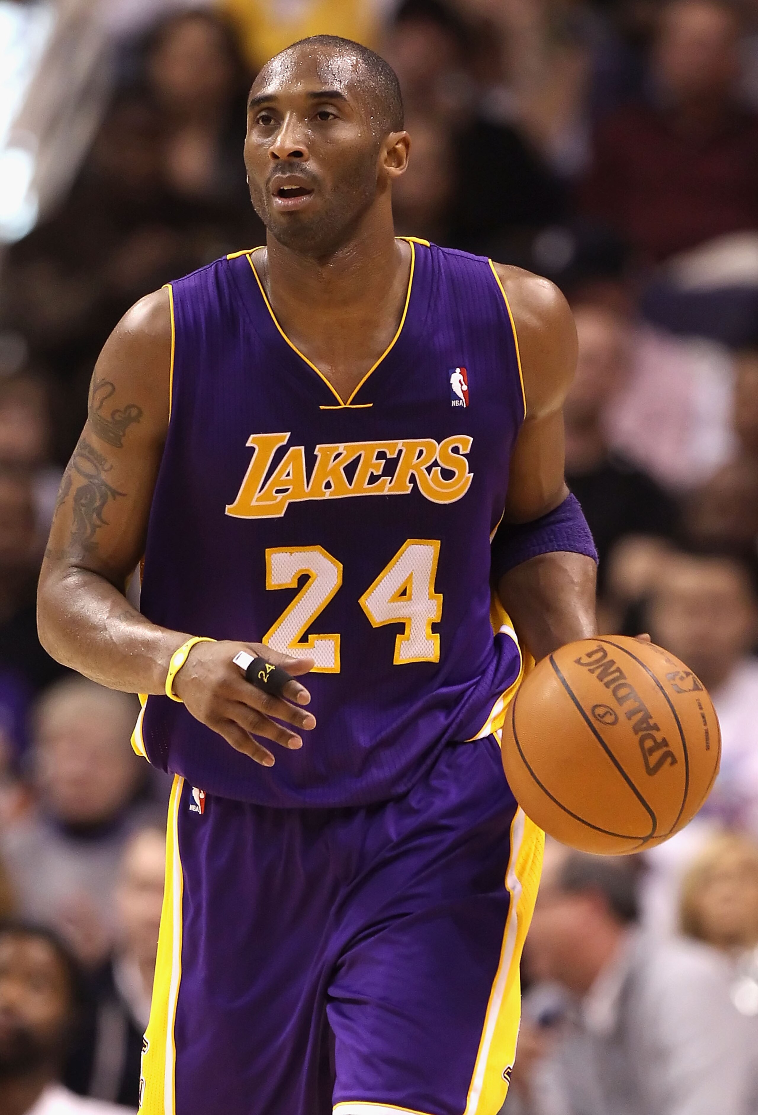 PHOENIX, AZ - JANUARY 05: Kobe Bryant #24 of the Los Angeles Lakers handles the ball during the NBA game against the Phoenix Suns at US Airways Center on December 23, 2011 in Phoenix, Arizona. The Lakers defeated the Suns 99-95. NOTE TO USER: User expre PHOENIX, AZ - JANUARY 05: Kobe Bryant #24 of the Los Angeles Lakers handles the ball during the NBA game against the Phoenix Suns at US Airways Center on December 23, 2011 in Phoenix, Arizona. The Lakers defeated the Suns 99-95. NOTE TO USER: User expre