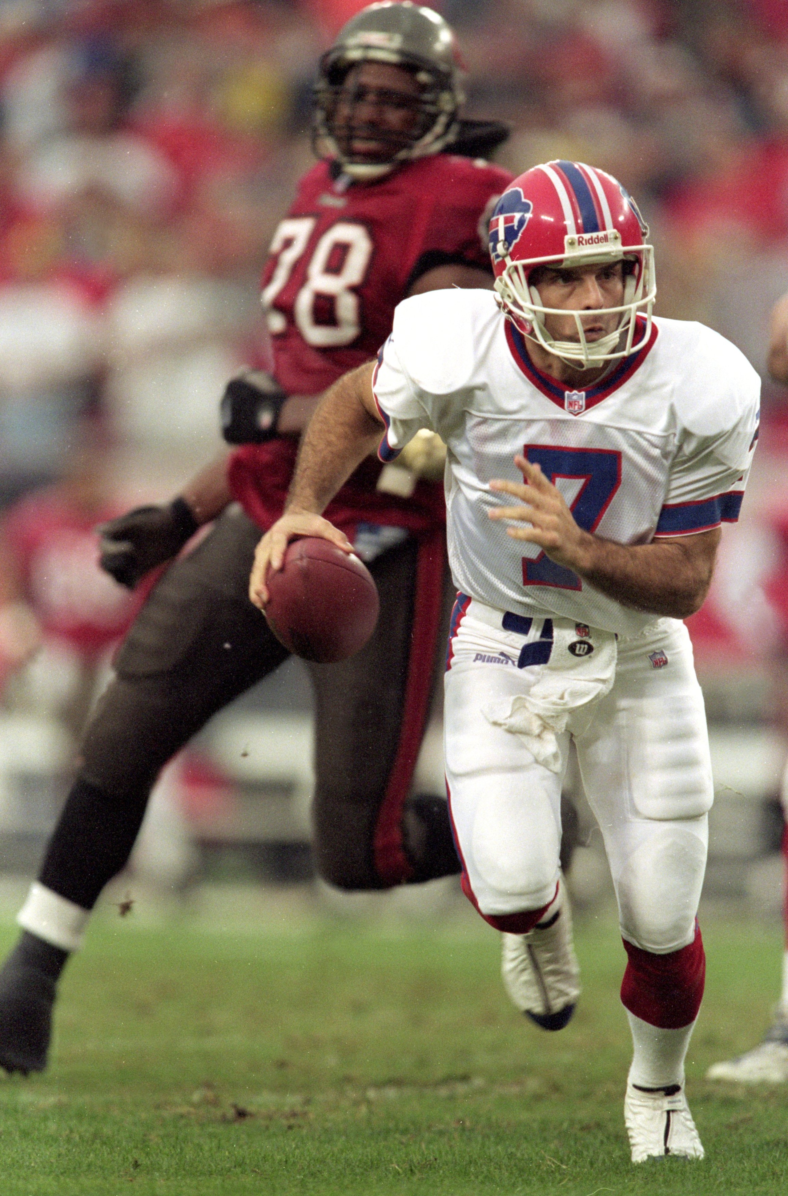 26 Nov 2000:   Quarterback Doug Flutie #7 of the Buffalo Bills scarmbles with the ball during the game against the Tampa Bay Buccaneers at the Raymond James Stadium in Tampa, Florida. The Buccaneers defeated the Bills 31-17.Mandatory Credit: Andy Lyons  /