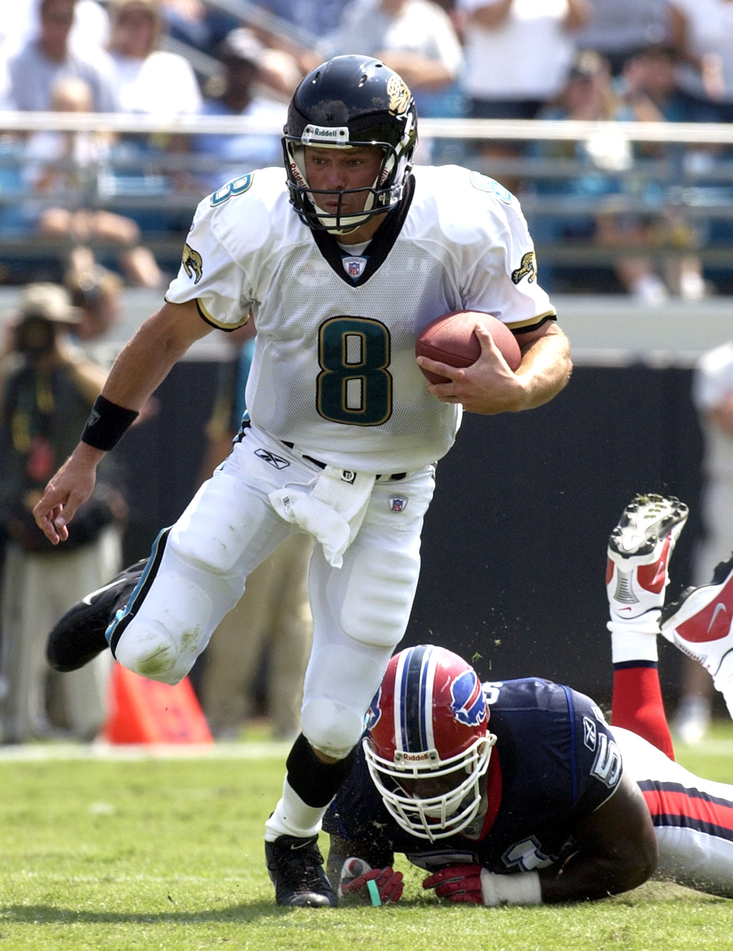 Jacksonville Jaguars quarterback Mark Brunell scrambles for a first down in the first quarter Sunday, September 14, 2003, at Alltel Stadium, Jacksonville.  (Photo by Al Messerschmidt/Getty Images)