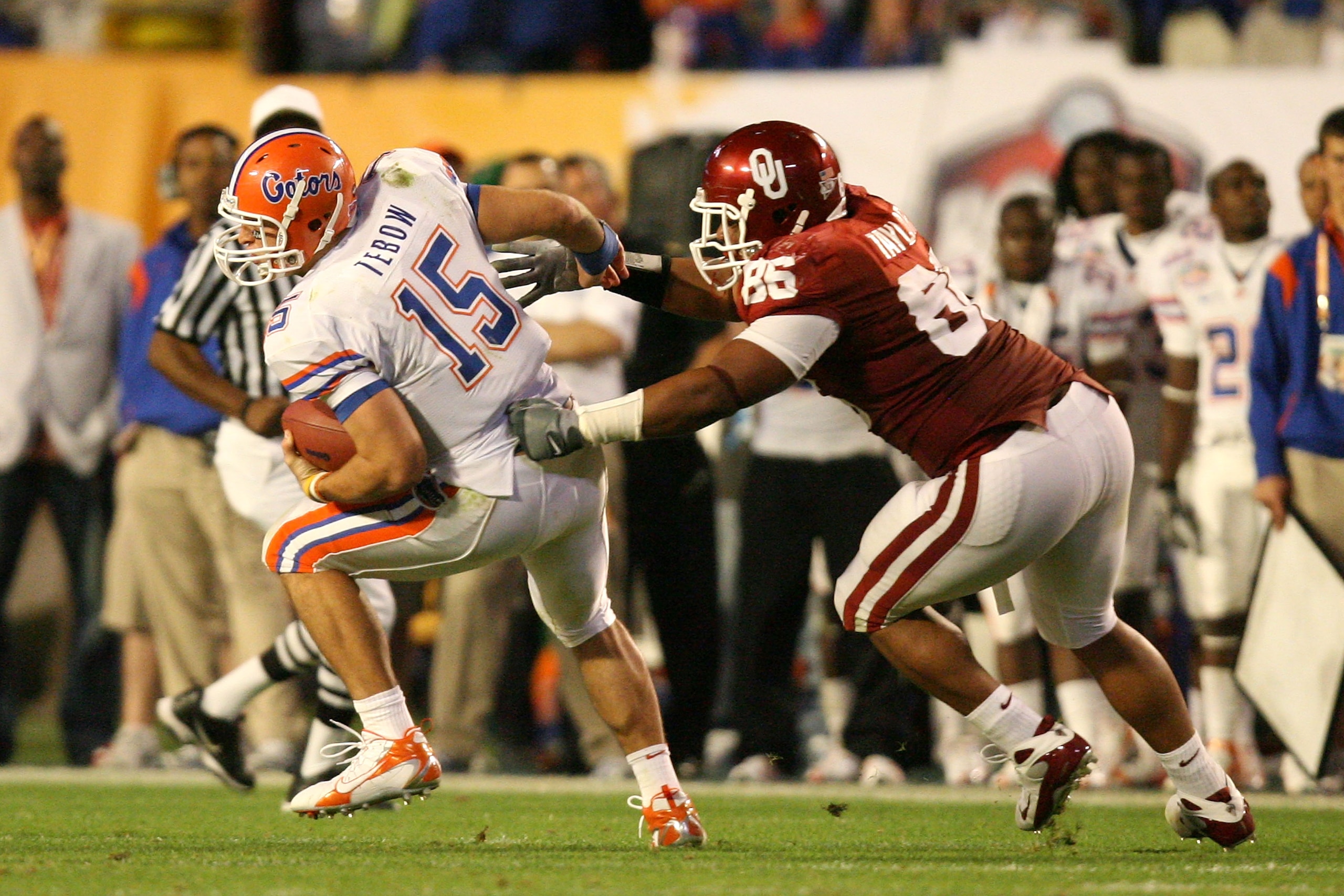 MIAMI - JANUARY 08:  Tim Tebow #15 of the Florida Gators runs the ball against Adrian Taylor #86 of the Oklahoma Sooners during the FedEx BCS National Championship game at Dolphin Stadium on January 8, 2009 in Miami, Florida.  (Photo by Doug Benc/Getty Im