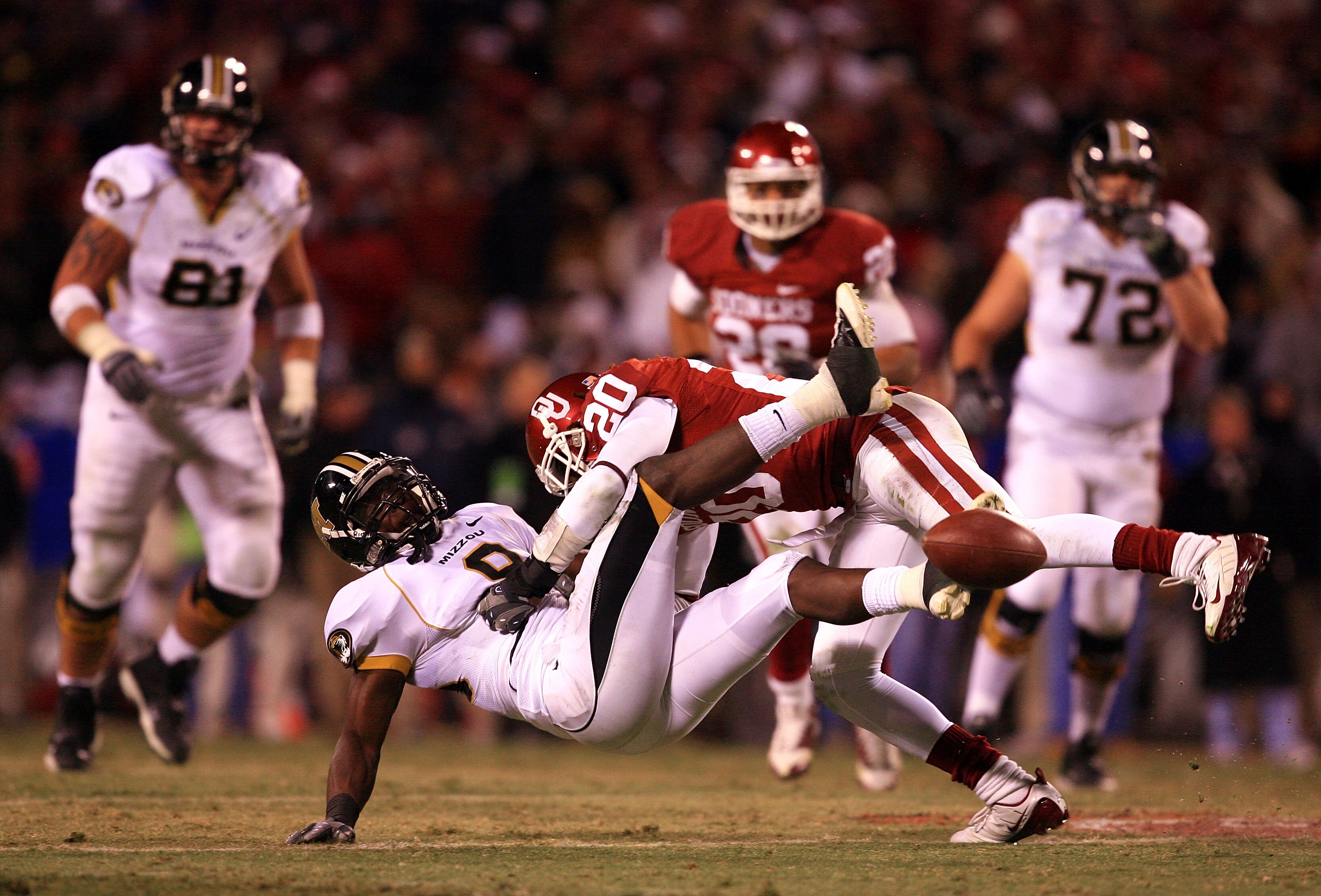 KANSAS CITY, MO - DECEMBER 06: Quinton Carter #20 of the Oklahoma Sooners breaks up a pass intended for Jeremy Maclin #9 of the Missouri Tigers during the Big 12 Championship on December 6, 2008 at Arrowhead Stadium in Kansas City, Missouri. (Photo by Ja KANSAS CITY, MO - DECEMBER 06: Quinton Carter #20 of the Oklahoma Sooners breaks up a pass intended for Jeremy Maclin #9 of the Missouri Tigers during the Big 12 Championship on December 6, 2008 at Arrowhead Stadium in Kansas City, Missouri. (Photo by Ja