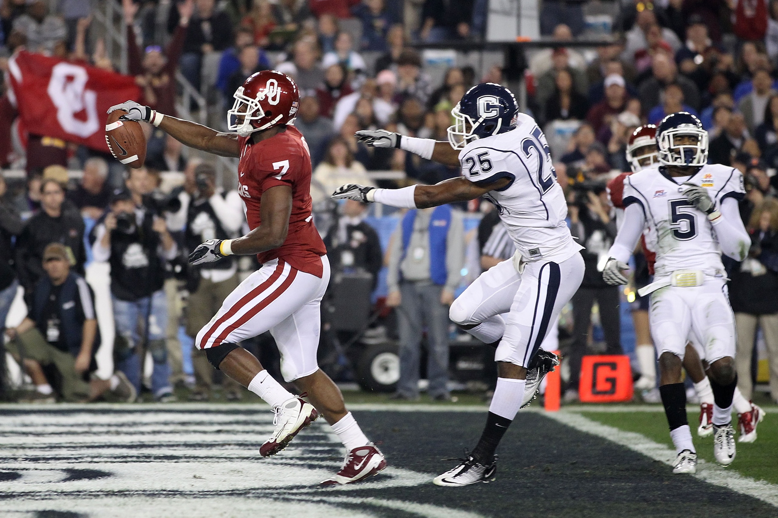 GLENDALE, AZ - JANUARY 01:  DeMarco Murray #7 of the Oklahoma Sooners reacts after scoring a touchdown in the first quarter against the Connecticut Huskies during the Tostitos Fiesta Bowl at the Universtity of Phoenix Stadium on January 1, 2011 in Glendal