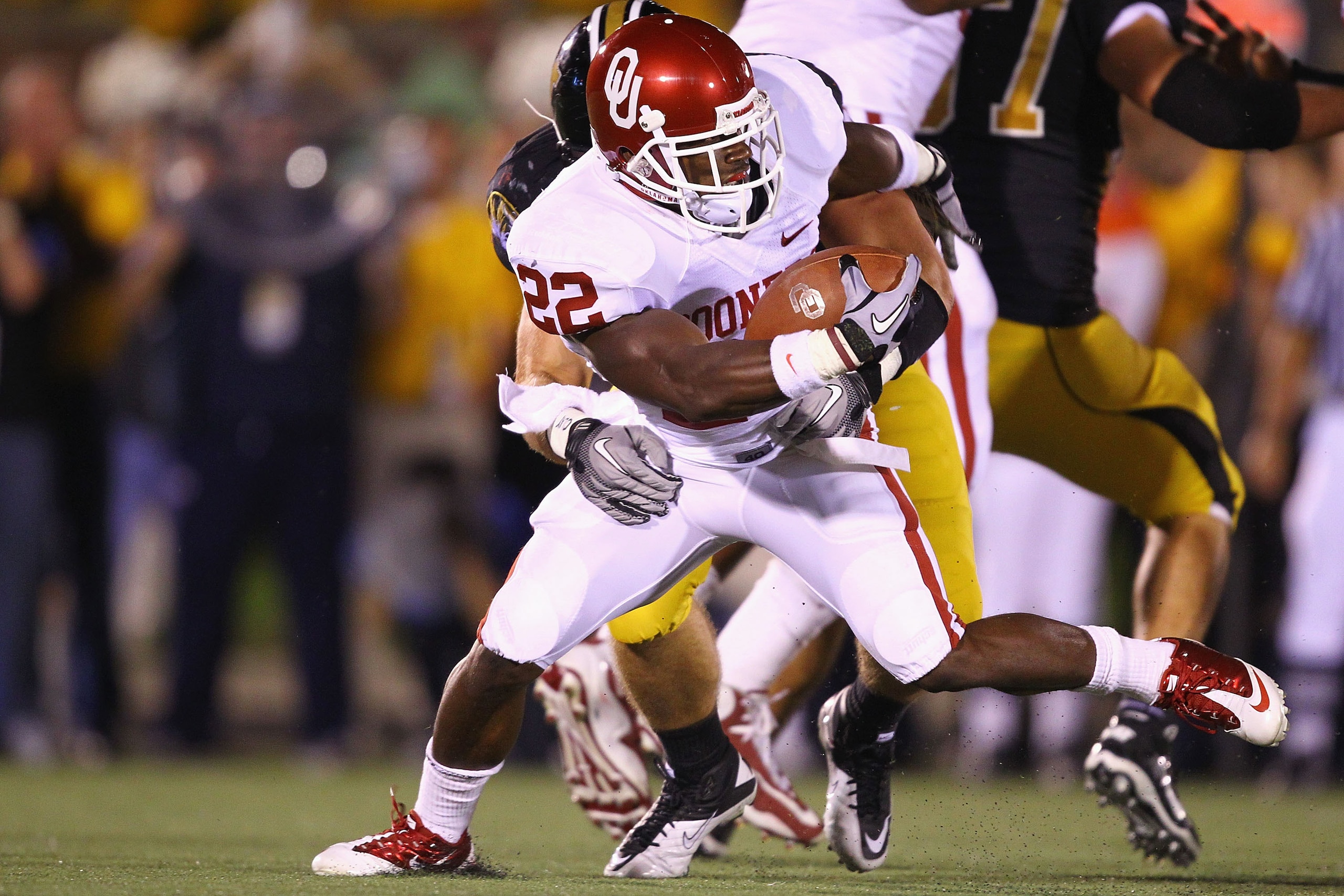 COLUMBIA, MISSOURI - OCTOBER 23: Roy Finch #22 of the Oklahoma Sooners rushes against the Missouri Tigers at Faurot Field/Memorial Stadium on October 23, 2010 in Columbia, Missouri.  (Photo by Dilip Vishwanat/Getty Images)