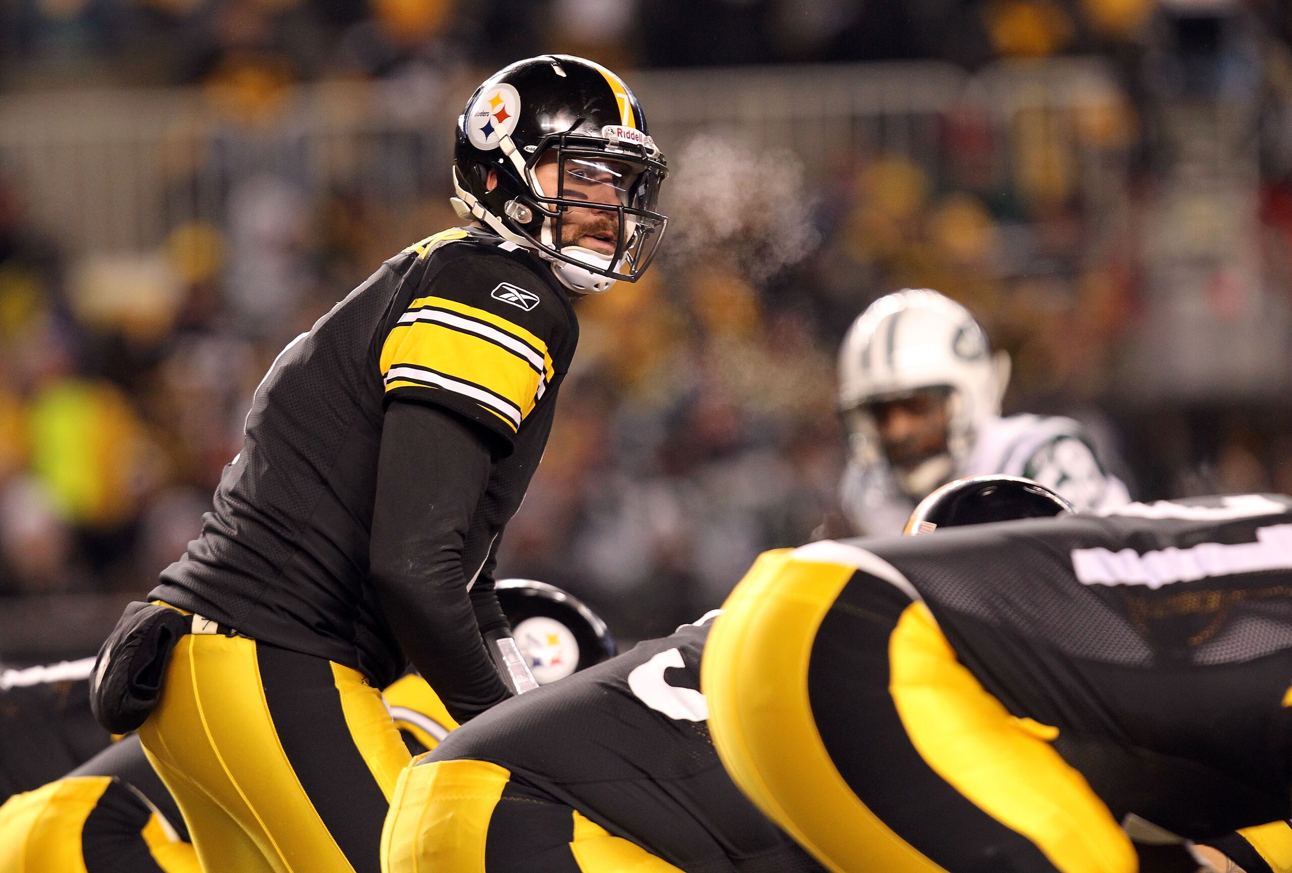 PITTSBURGH, PA - JANUARY 23: Ben Roethlisberger #7 of the Pittsburgh Steelers calls a play against the New York Jets during the 2011 AFC Championship game at Heinz Field on January 23, 2011 in Pittsburgh, Pennsylvania. (Photo by Ronald Martinez/Getty Im PITTSBURGH, PA - JANUARY 23: Ben Roethlisberger #7 of the Pittsburgh Steelers calls a play against the New York Jets during the 2011 AFC Championship game at Heinz Field on January 23, 2011 in Pittsburgh, Pennsylvania. (Photo by Ronald Martinez/Getty Im