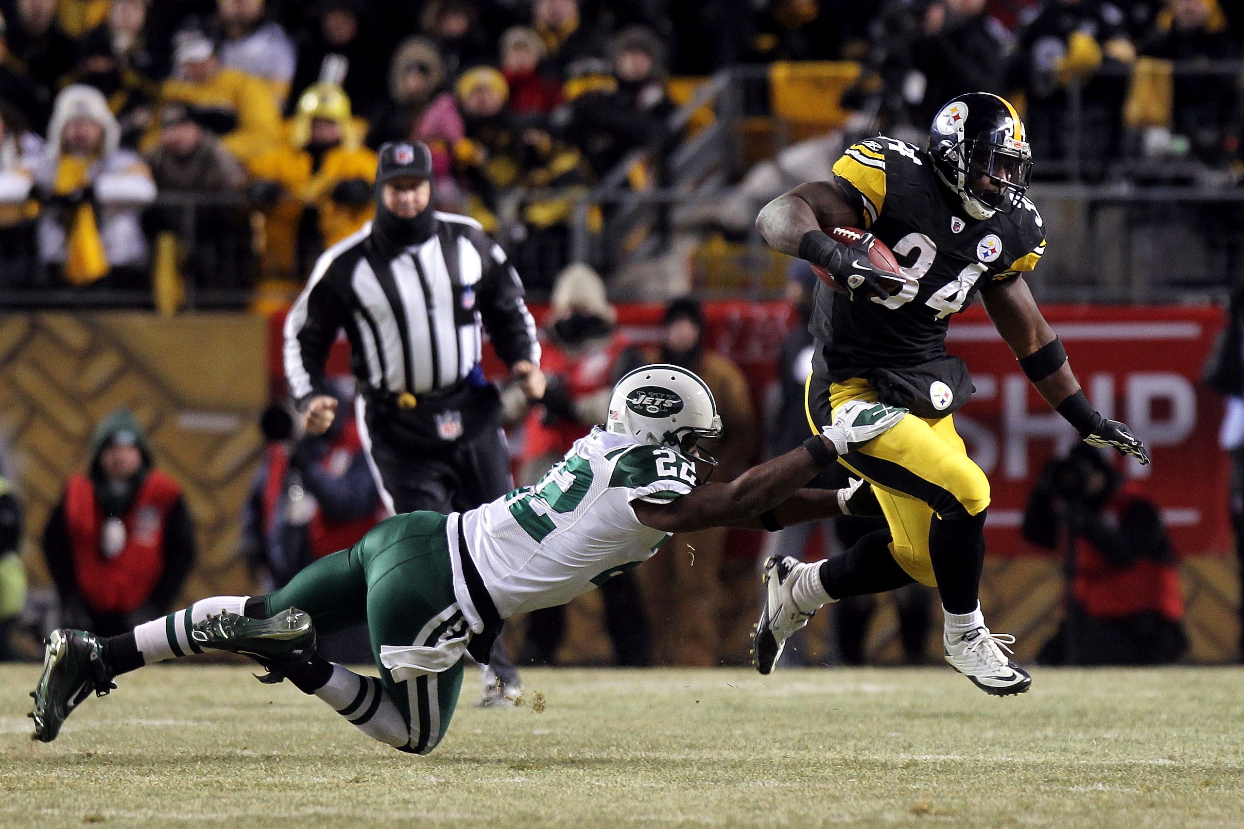 PITTSBURGH, PA - JANUARY 23:  Rashard Mendenhall #34 of the Pittsburgh Steelers runs down field against Brodney Pool #22 of the New York Jets during the 2011 AFC Championship game at Heinz Field on January 23, 2011 in Pittsburgh, Pennsylvania.  (Photo by