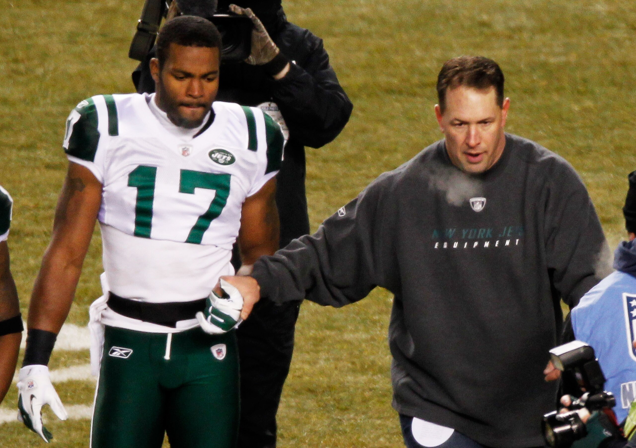 PITTSBURGH, PA - JANUARY 23:  Honorary captin Dennis Byrd of the New York Jets (R) walks off the field with Braylon Edwards #17 of the New York Jets after the coin toss during their 2011 AFC Championship game against the Pittsburgh Steelers at Heinz Field
