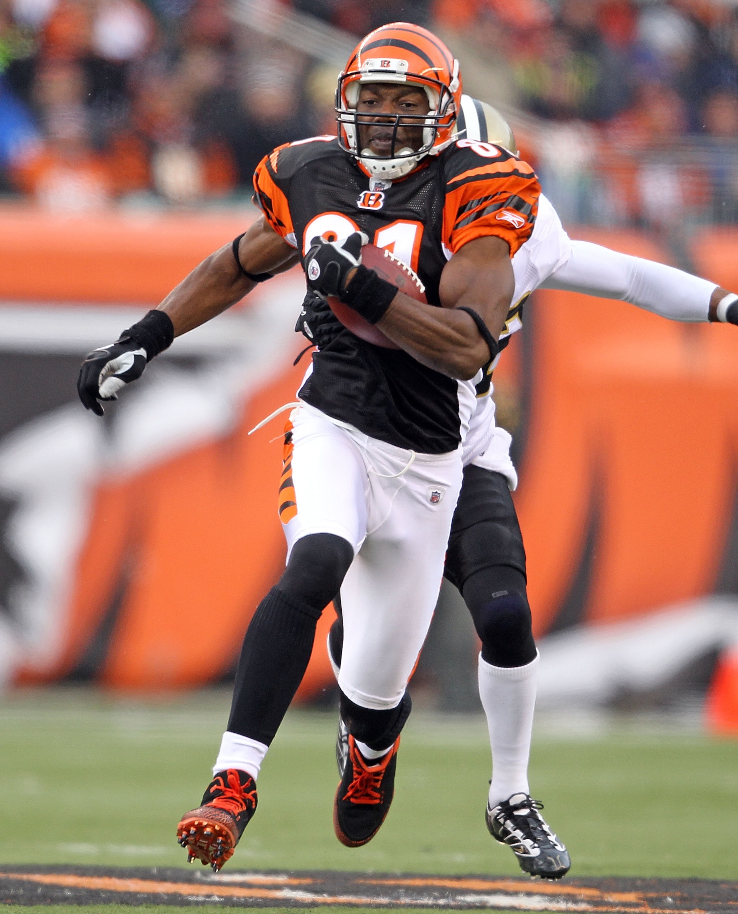 CINCINNATI, OH - DECEMBER 05: Terrell Owens #81 of the Cincinnati Bengals runs with the ball during the NFL game against the New Orleans Saints at Paul Brown Stadium on December 5, 2010 in Cincinnati, Ohio. The Saints won 34-30. (Photo by Andy Lyons/Ge CINCINNATI, OH - DECEMBER 05: Terrell Owens #81 of the Cincinnati Bengals runs with the ball during the NFL game against the New Orleans Saints at Paul Brown Stadium on December 5, 2010 in Cincinnati, Ohio. The Saints won 34-30. (Photo by Andy Lyons/Ge