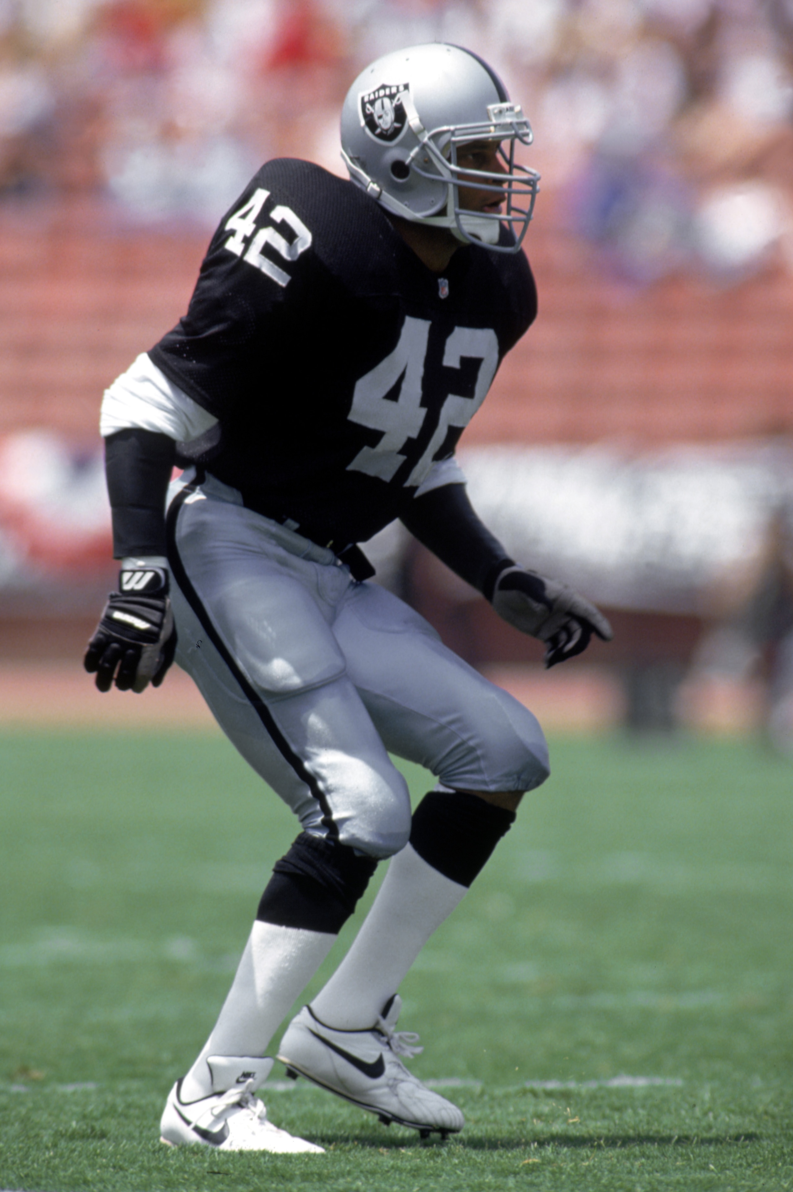 LOS ANGELES - JULY 27:  Defenseman Ronnie Lott #42 of the Los Angeles Raiders gets into position during a preseason game against the San Francisco 49ers at the L.A. Coliseum on July 27, 1991 in Los Angeles, California.  The Niners defeated the Raiders 24-
