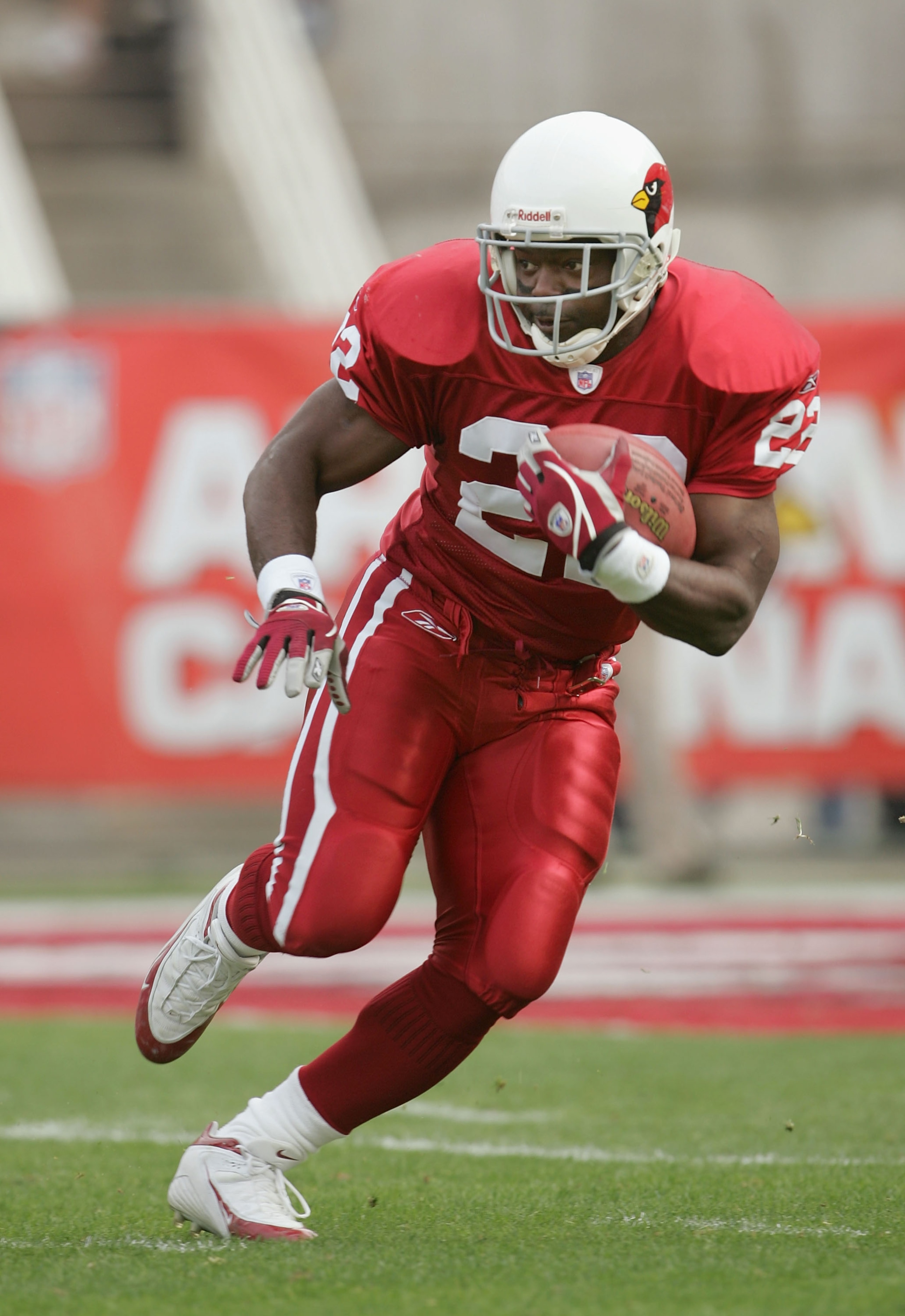 TEMPE, AZ - JANUARY 2:  Runningback Emmitt Smith #22 of the Arizona Cardinals carries the ball against the Tampa Bay Buccaneers at Sun Devil Stadium on January 2, 2005 in Tempe, Arizona. The Cardinals defeated the Buccaneers 12-7. (Photo by Jeff Gross/Get