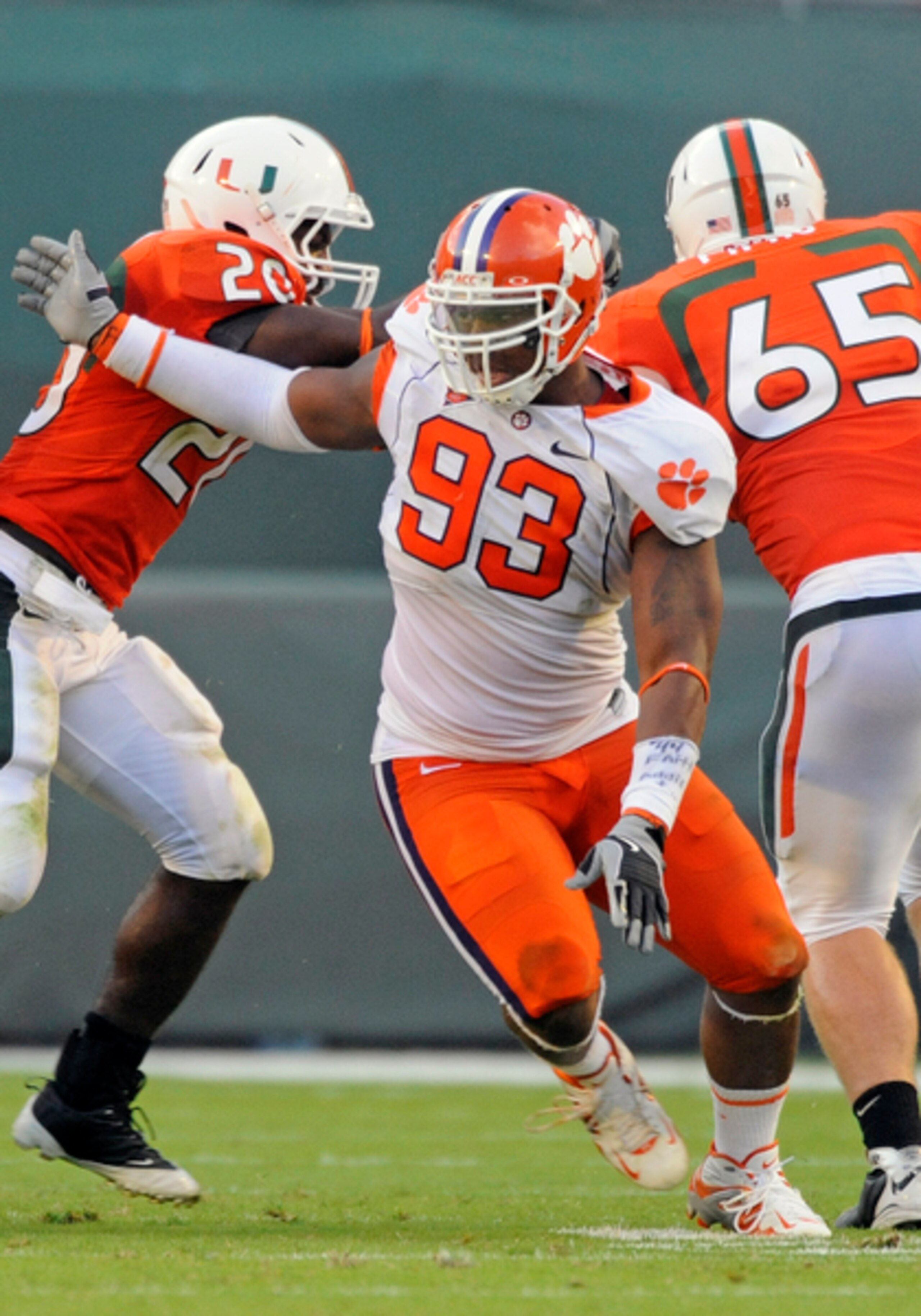 Da’Quan Bowers is the best pas rusher and should be a chioce come draft day Da’Quan Bowers is the best pas rusher and should be a chioce come draft day
