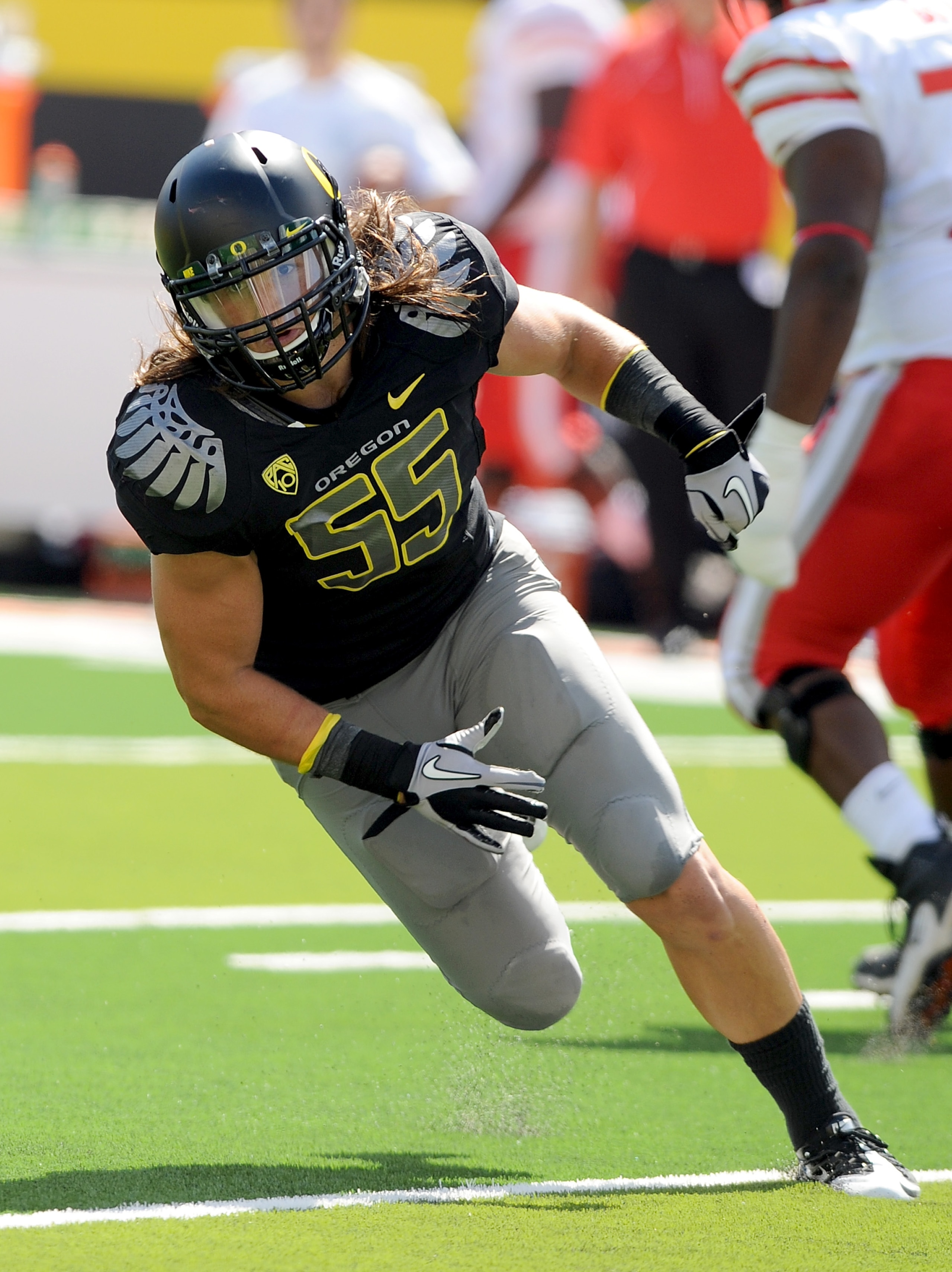 EUGENE, OR - SEPTEMBER 04: Linebacker Casey Matthews #55 of the Oregon Ducks rushes the quarterback in the second quarter of the game against the New Mexico Lobos at Autzen Stadium on September 4, 2010 in Eugene, Oregon. Oregon won the game 72-0. (Photo EUGENE, OR - SEPTEMBER 04: Linebacker Casey Matthews #55 of the Oregon Ducks rushes the quarterback in the second quarter of the game against the New Mexico Lobos at Autzen Stadium on September 4, 2010 in Eugene, Oregon. Oregon won the game 72-0. (Photo