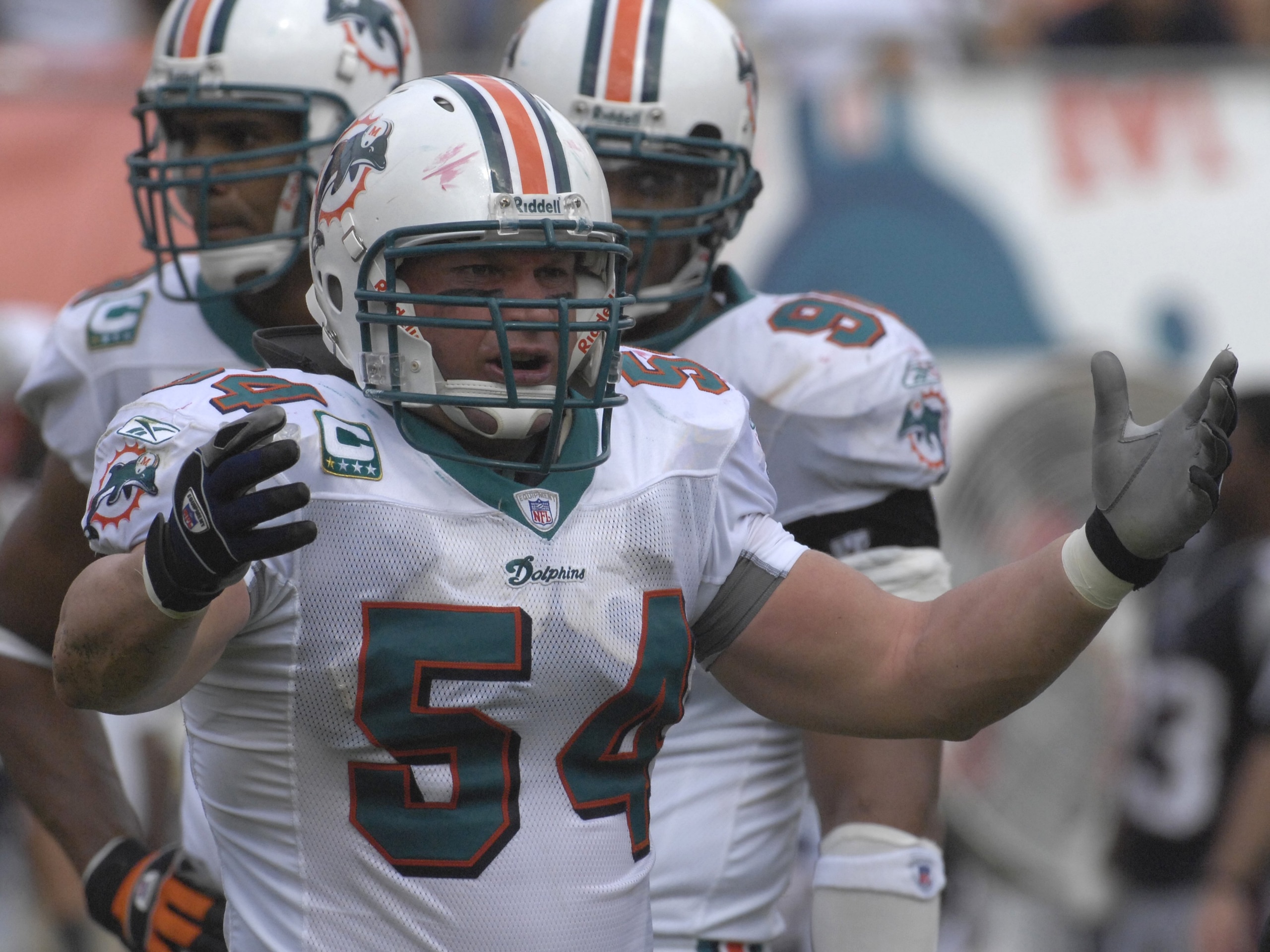 MIAMI, FL - OCTOBER 21: Linebacker Zach Thomas #54 of the  Miami Dolphins calls for a play against the New England Patriots at Dolphin Stadium on October 21, 2007 in Miami, Florida.  The Pats won 49 - 28. (Photo by Al Messerschmidt/Getty Images)