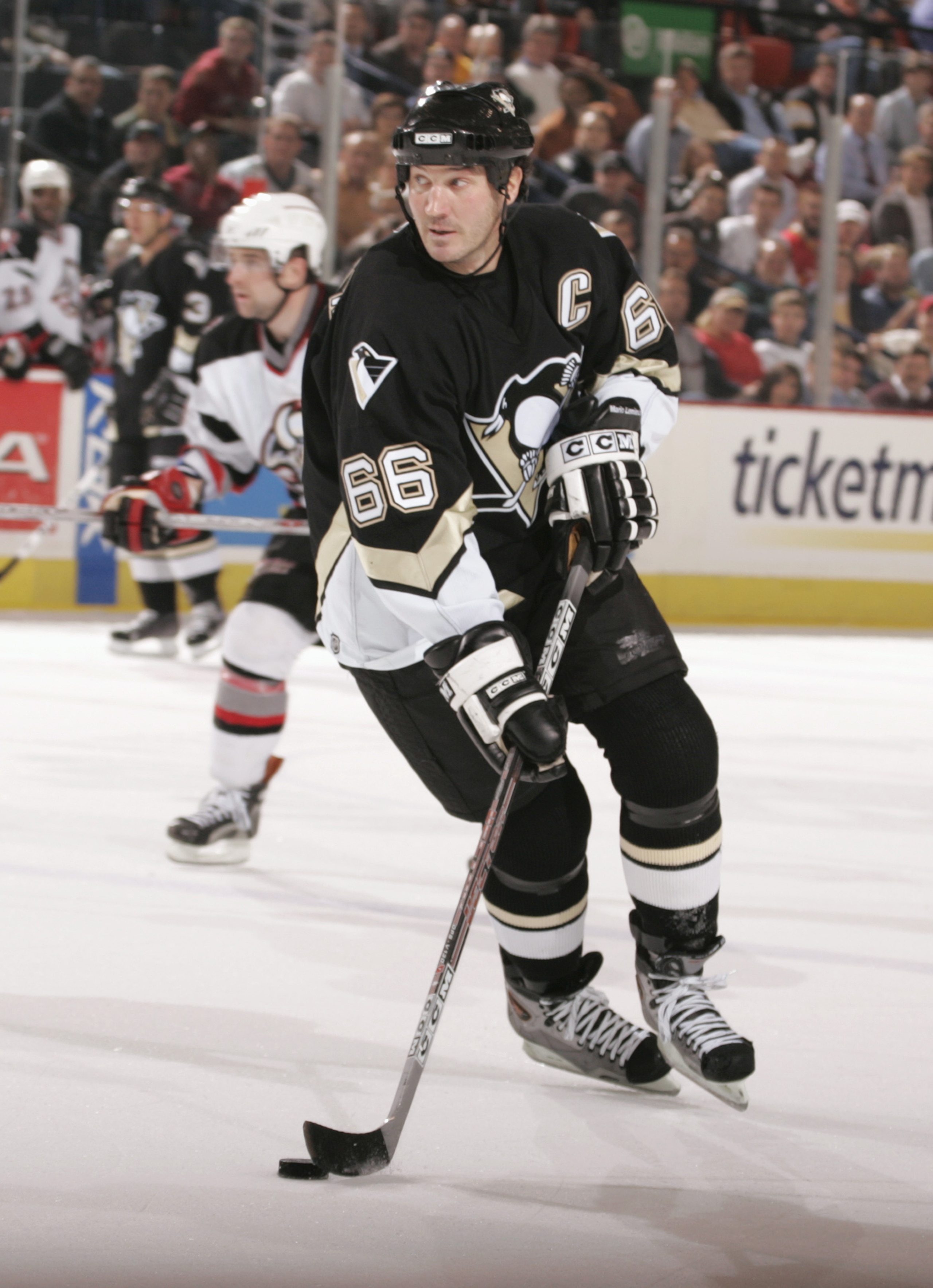 PITTSBURGH - NOVEMBER 29:  Mario Lemieux #66 of the Pittsburgh Penguins controls the puck during the game against the Buffalo Sabres at Mellon Arena on November 29, 2005 in Pittsburgh, Pennsylvania. The Buffalos won 3-2. (Photo By Gregory Shamus/Getty Ima