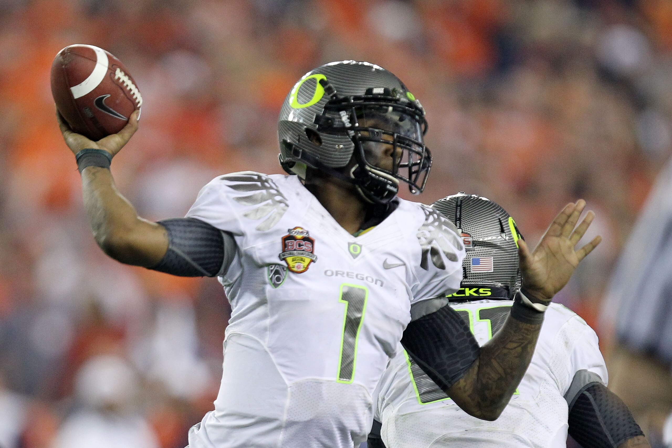 GLENDALE, AZ - JANUARY 10:  Darron Thomas #1 of the Oregon Ducks scrambles against the Auburn Tigers during the Tostitos BCS National Championship Game at University of Phoenix Stadium on January 10, 2011 in Glendale, Arizona.  (Photo by Jonathan Ferrey/G
