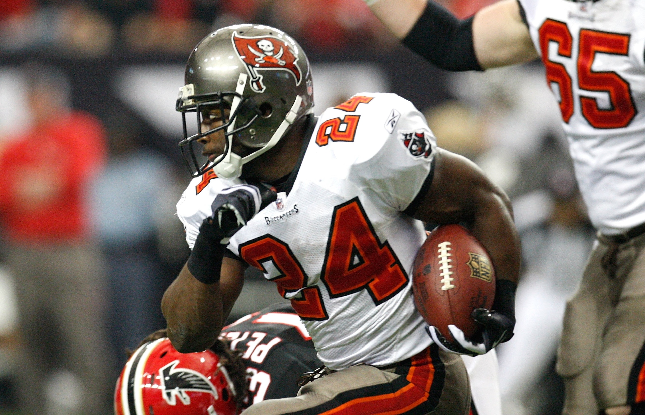 ATLANTA - NOVEMBER 29:  Cadillac Williams #24 of the Tampa Bay Buccaneers against the Atlanta Falcons at Georgia Dome on November 29, 2009 in Atlanta, Georgia.  (Photo by Kevin C. Cox/Getty Images)
