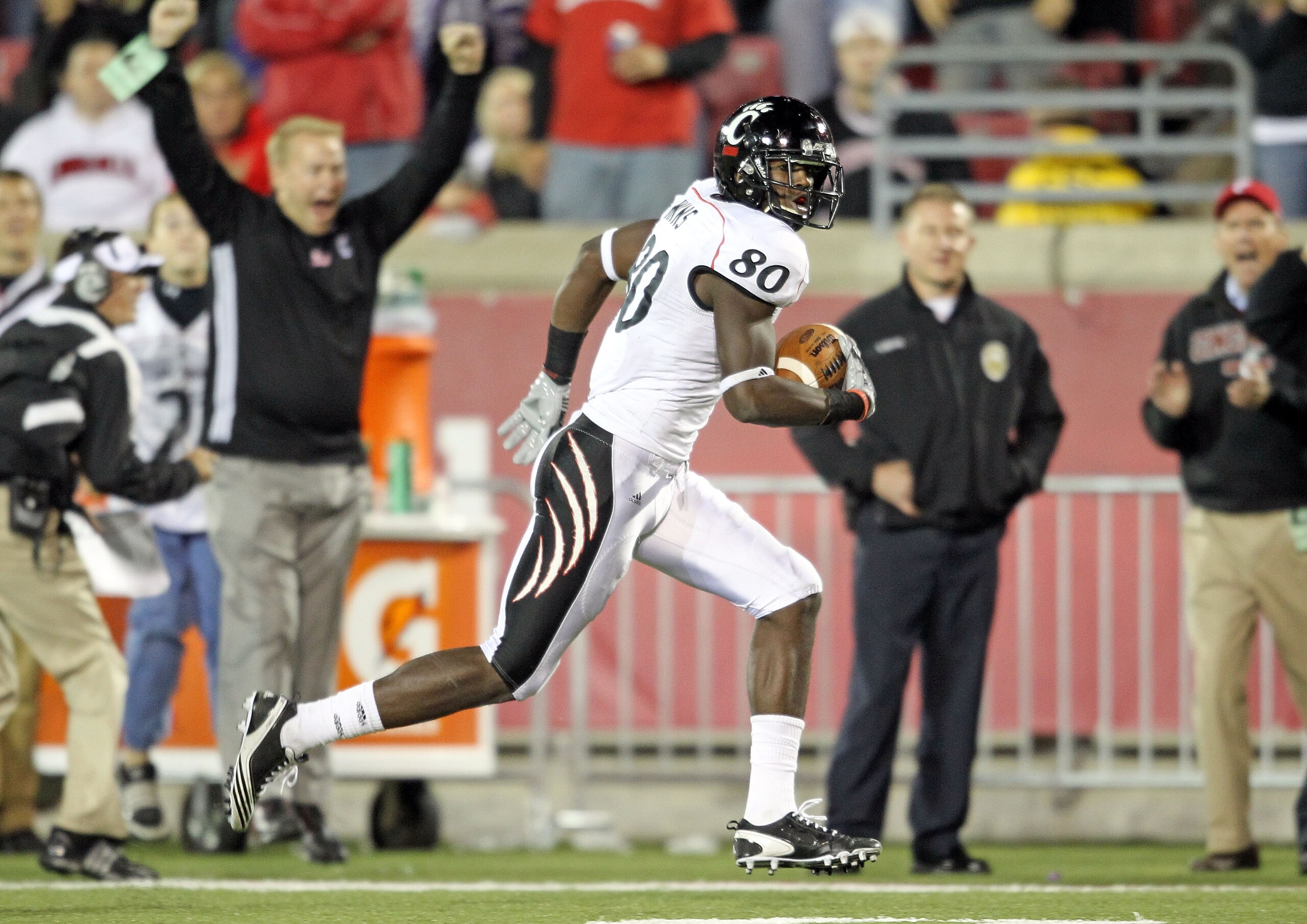 LOUISVILLE, KY - OCTOBER 15:  Armon Binns # 80 of the Cincinnati Bearcats runs for a touchdown during the Big East Conference game against the Louisville Cardinals at Papa John's Cardinal Stadium on October 15, 2010 in Louisville, Kentucky.  (Photo by And
