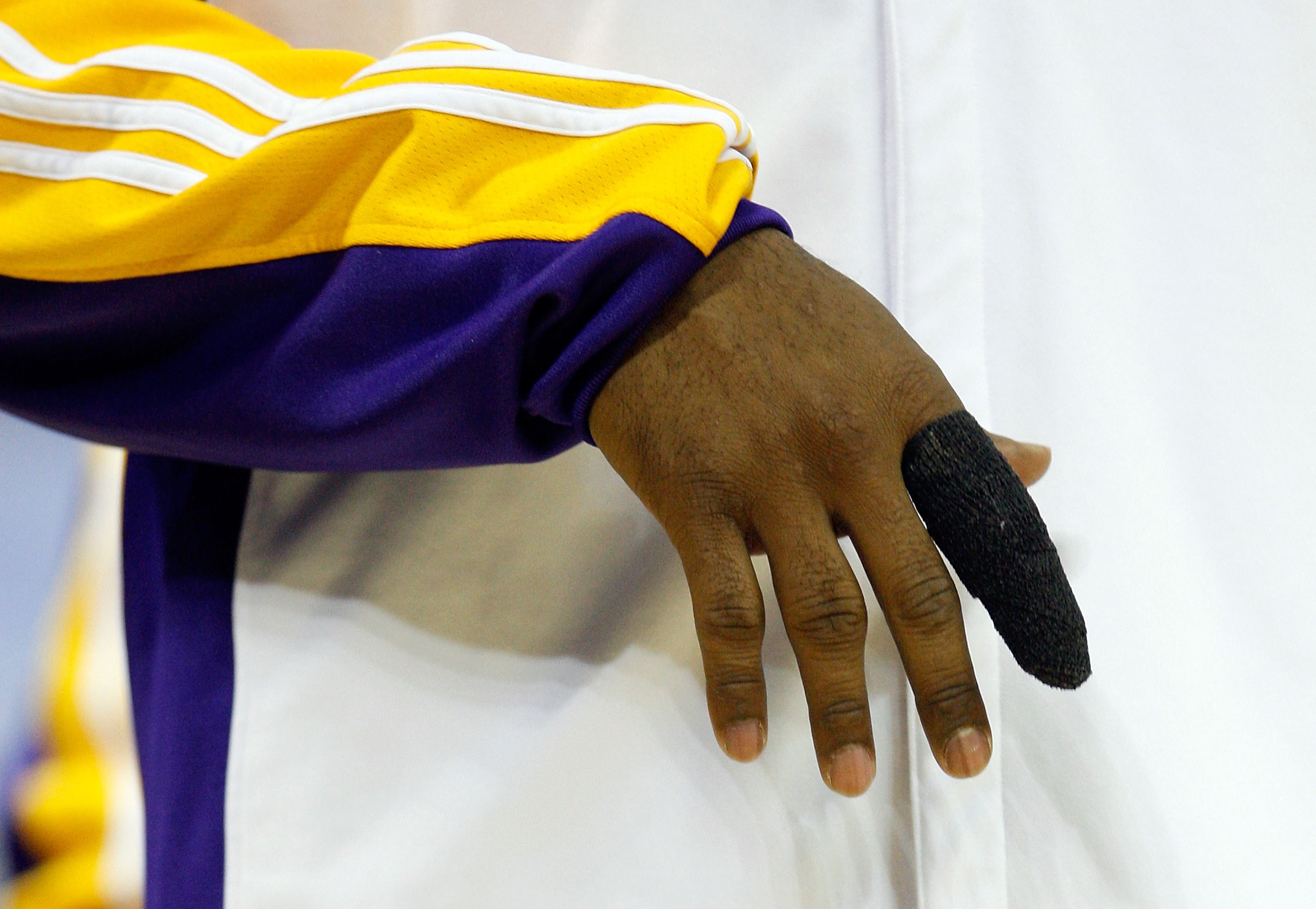 LeBron to wear finger sleeve to honor Kobe in resumed season