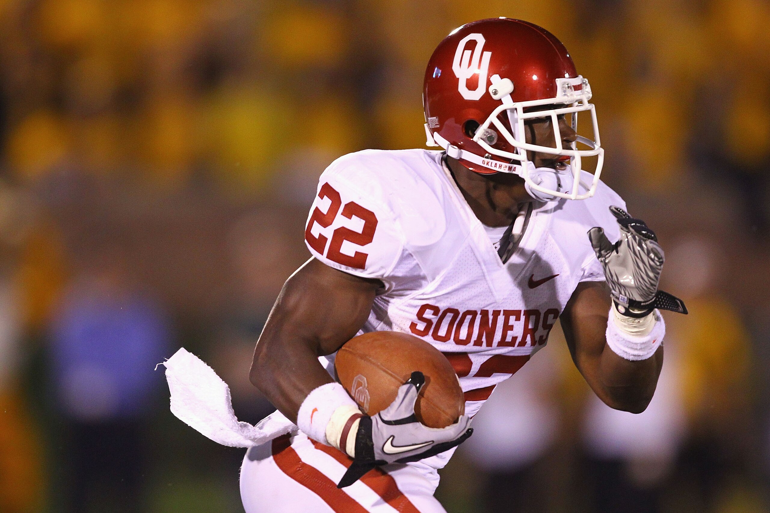 COLUMBIA, MISSOURI - OCTOBER 23: Roy Finch #22 of the Oklahoma Sooners rushes against the Missouri Tigers at Faurot Field/Memorial Stadium on October 23, 2010 in Columbia, Missouri. (Photo by Dilip Vishwanat/Getty Images) COLUMBIA, MISSOURI - OCTOBER 23: Roy Finch #22 of the Oklahoma Sooners rushes against the Missouri Tigers at Faurot Field/Memorial Stadium on October 23, 2010 in Columbia, Missouri. (Photo by Dilip Vishwanat/Getty Images)