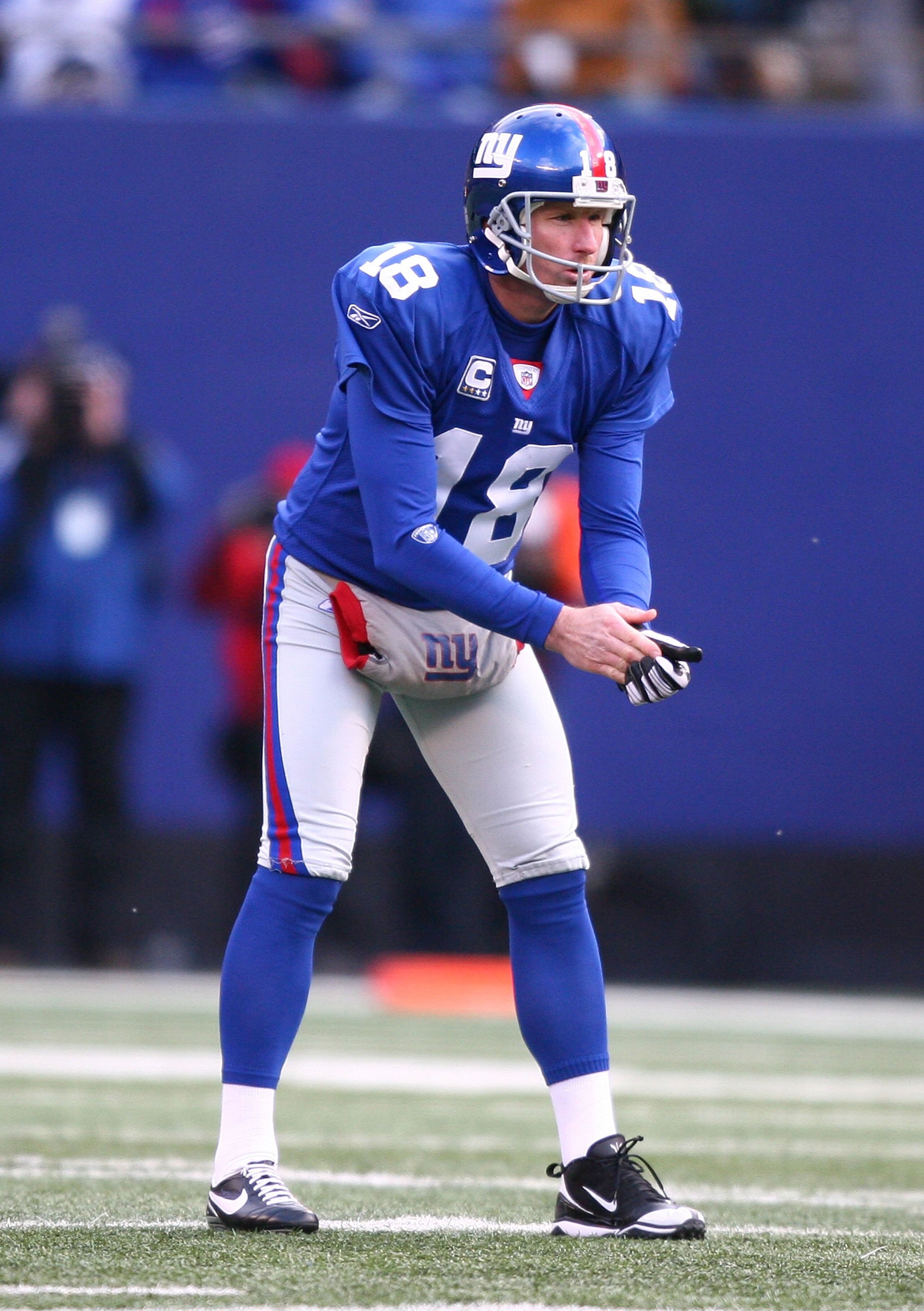 EAST RUTHERFORD, NJ - DECEMBER 07:  Jeff Feagles #18 of the New York Giants punts against the Philadelphia Eagles during their game on December 7, 2008 at Giants Stadium in East Rutherford, New Jersey.  (Photo by Al Bello/Getty Images)