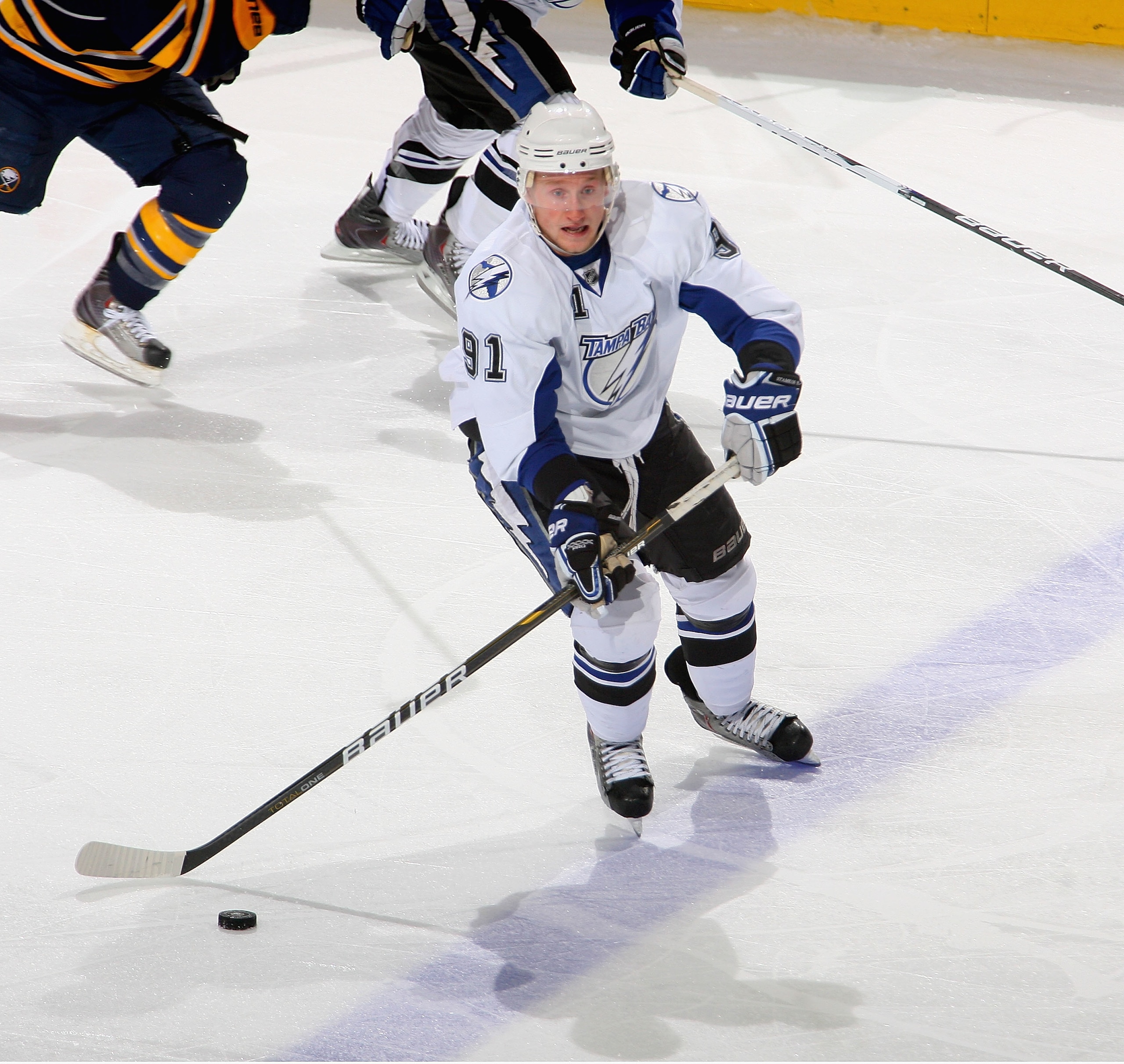 BUFFALO, NY - NOVEMBER 20: Steve Stamkos #91 of the Tampa Bay Lightning skates against the Buffalo Sabres  at HSBC Arena on November 20, 2010 in Buffalo, New York.  (Photo by Rick Stewart/Getty Images)