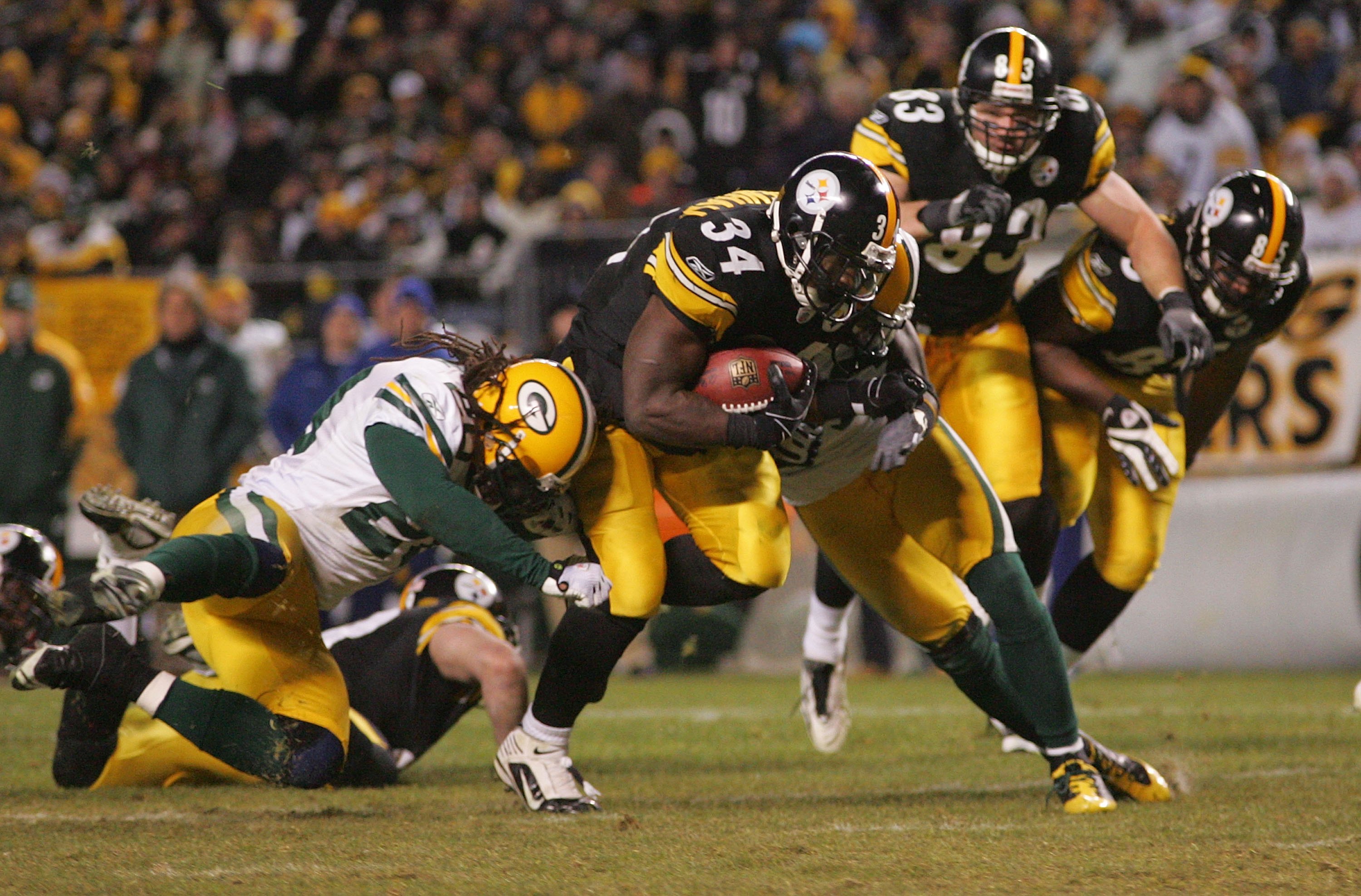 20 December: Pittsburgh Steelers Rashard Mendenhall (34) celebrates after  scoring a touchdown during the NFL football game between the Green Bay  Packers and the Pittsburgh Steelers at Heinz Field in Pittsburgh,  Pennsylvania.