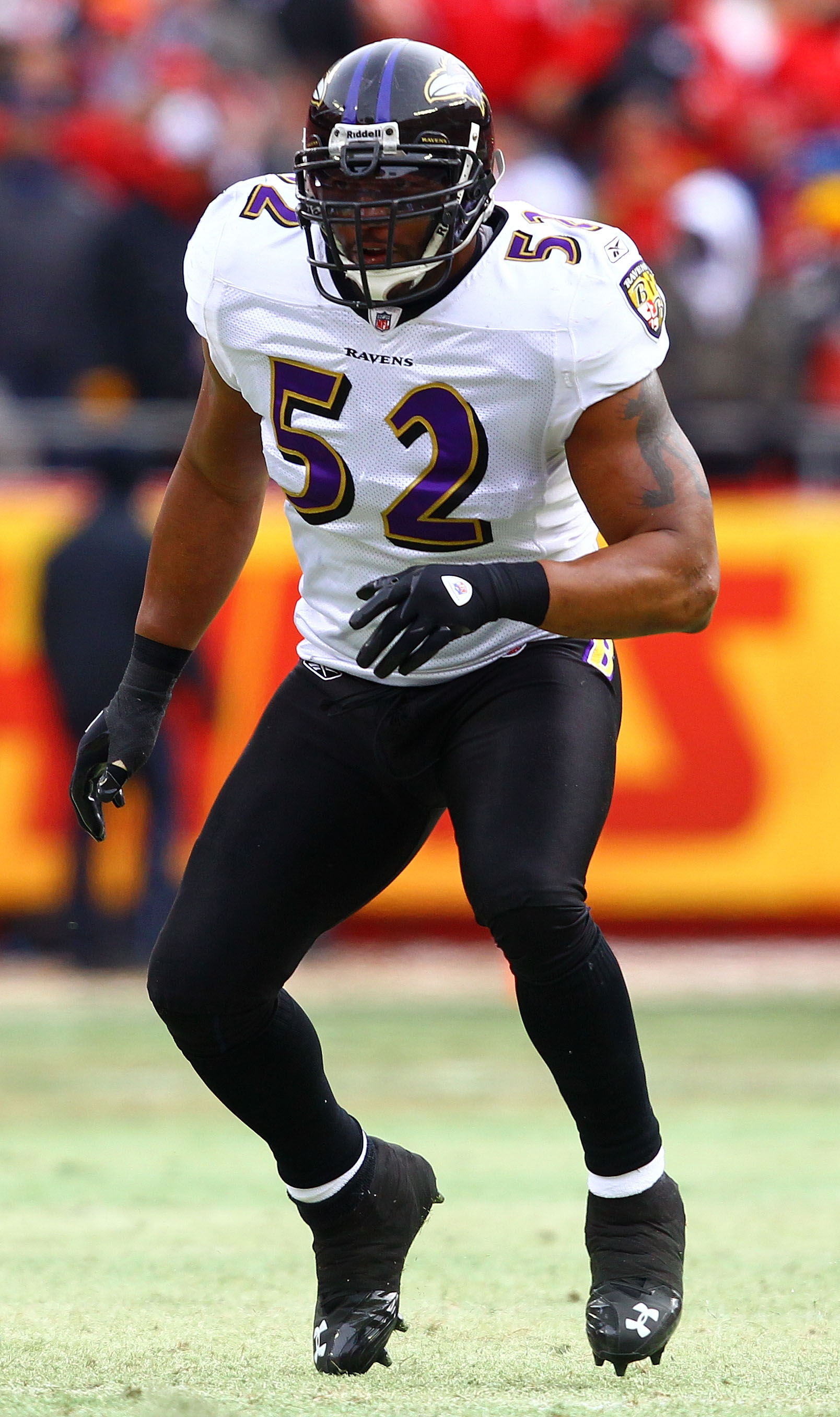 KANSAS CITY, MO - JANUARY 09:  Linebacker Ray Lewis #52 of the Baltimore Ravens reads the play in 2011 AFC wild card playoff game against the Kansas City Chiefs at Arrowhead Stadium on January 9, 2011 in Kansas City, Missouri.  (Photo by Dilip Vishwanat/G