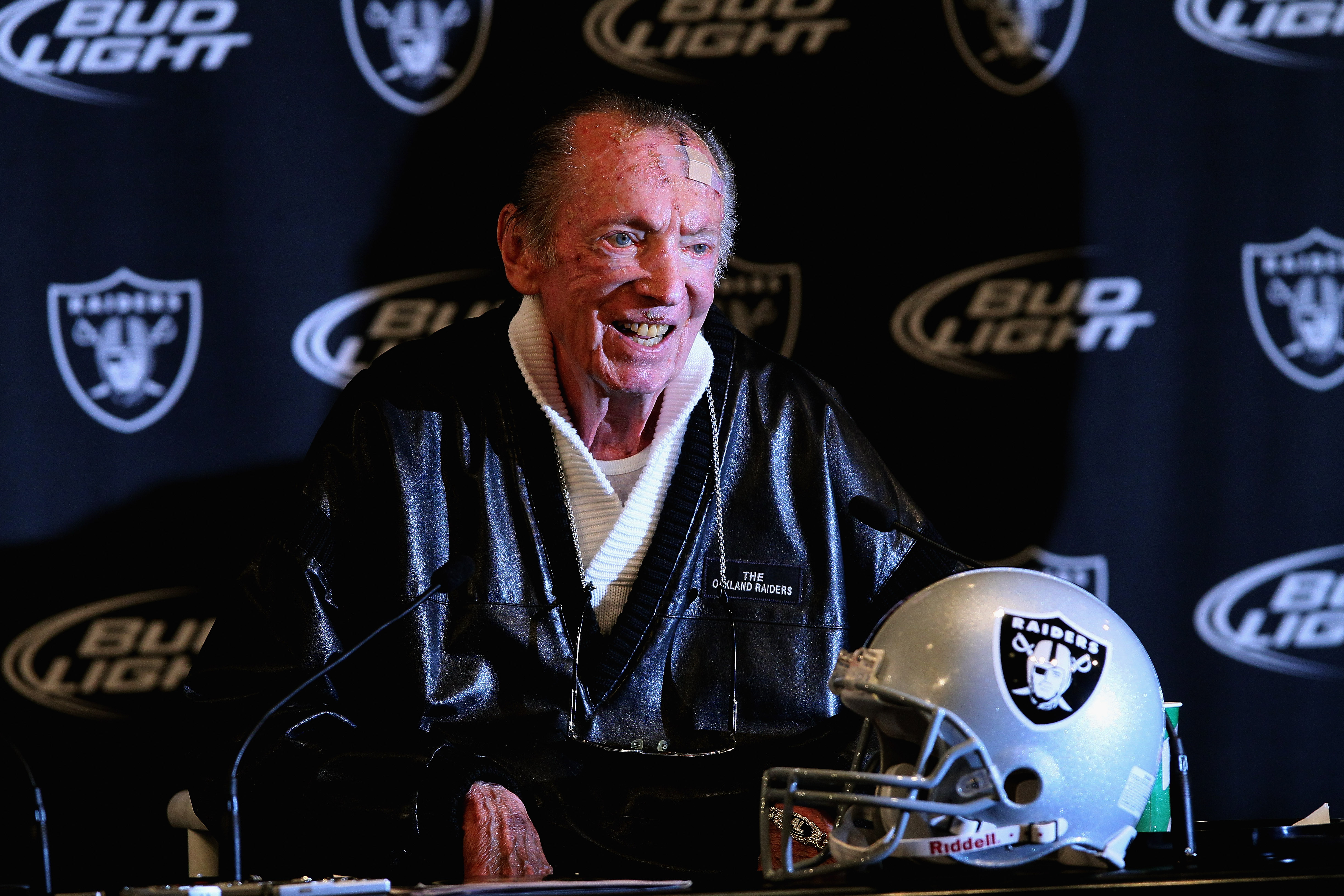 ALAMEDA, CA - JANUARY 18:  Oakland Raiders owner Al Davis speaks during a press conference on January 18, 2011 in Alameda, California. Hue Jackson was introduced as the new coach of the Oakland Raiders, replacing the fired Tom Cable.  (Photo by Justin Sul
